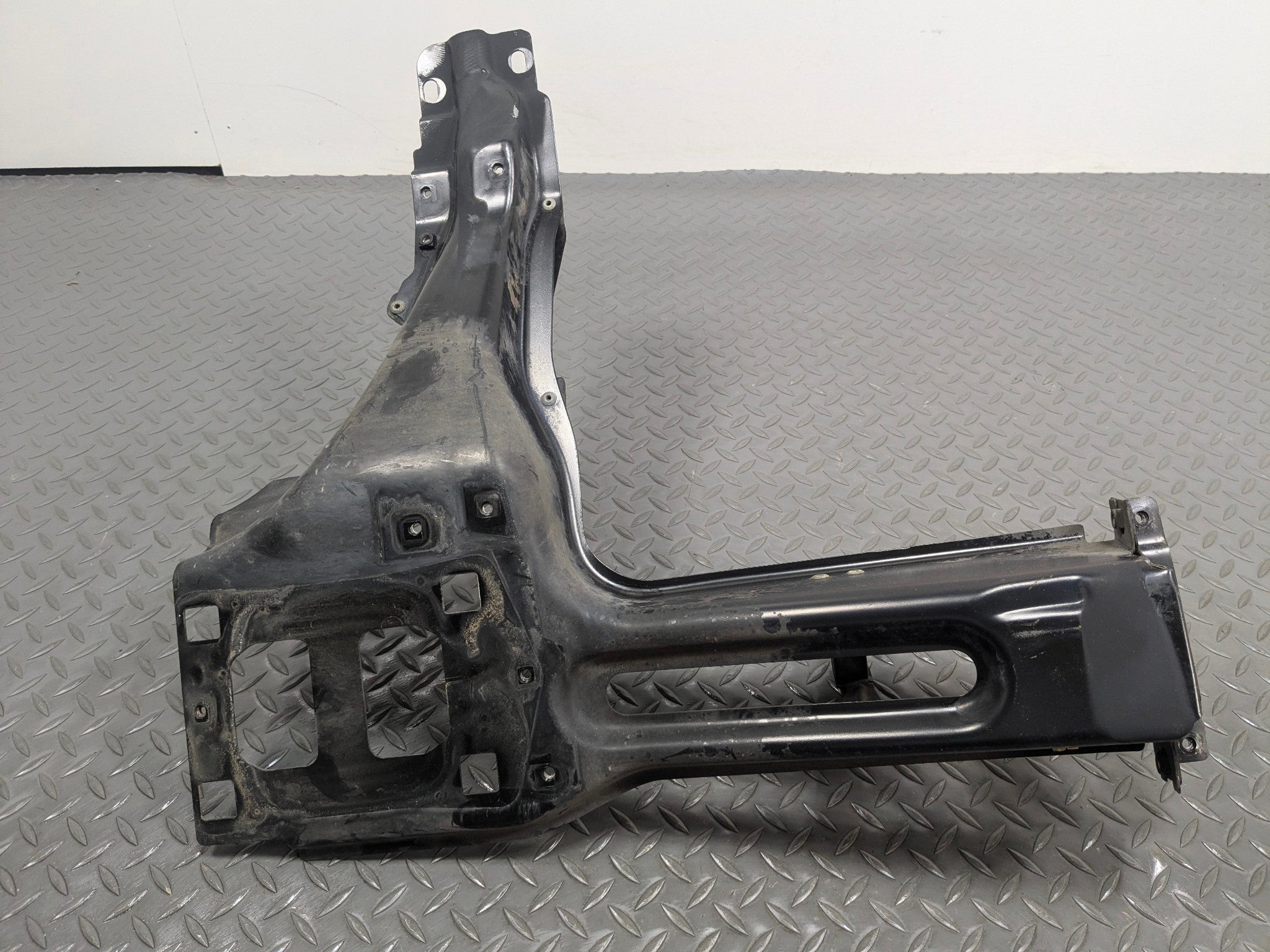 03 - 05 LAND ROVER RANGE ROVER OEM RADIATOR SUPPORT HEADLIGHT BRACKET RIGHT SIDE