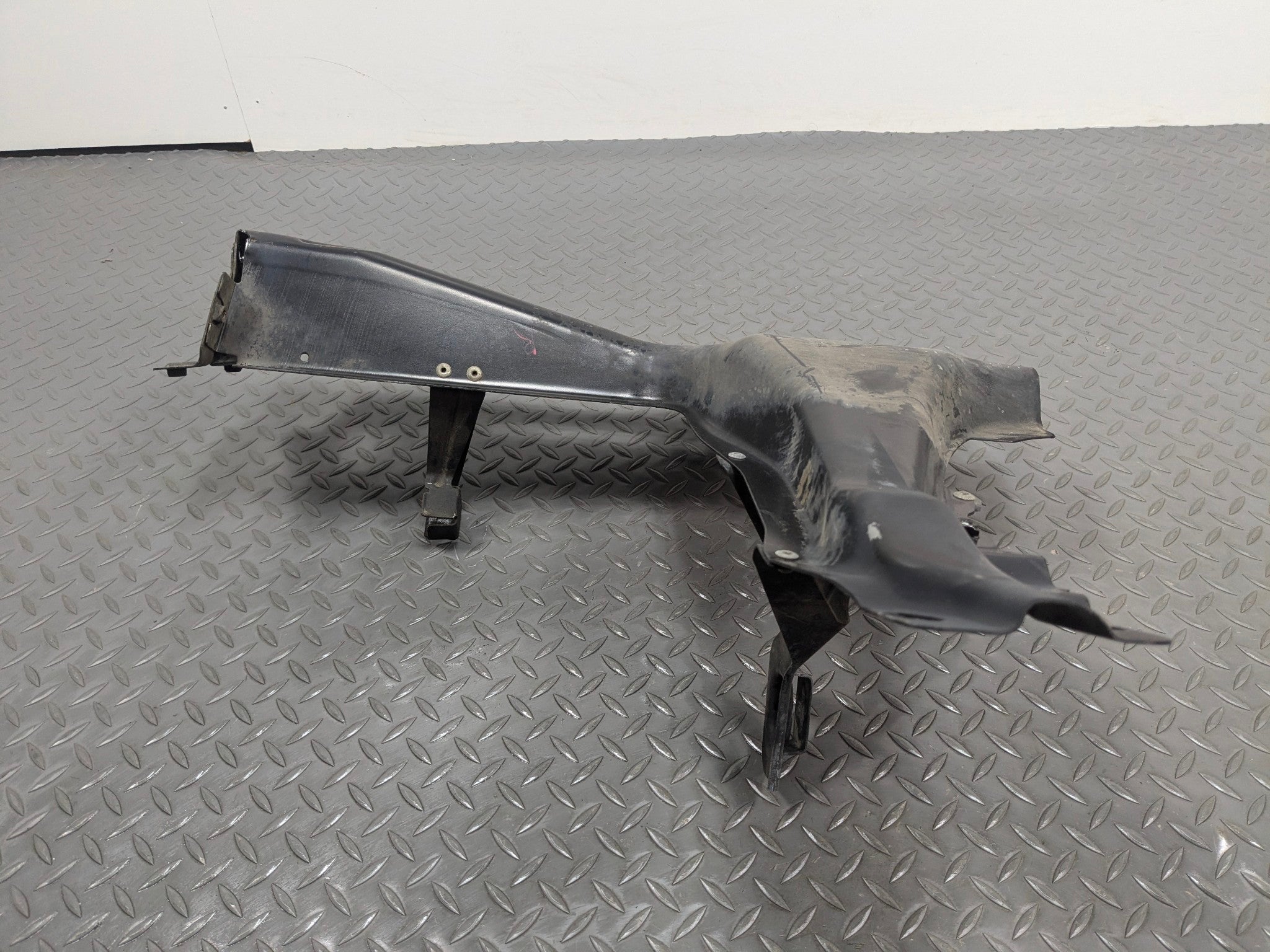 03 - 05 LAND ROVER RANGE ROVER OEM RADIATOR SUPPORT HEADLIGHT BRACKET RIGHT SIDE