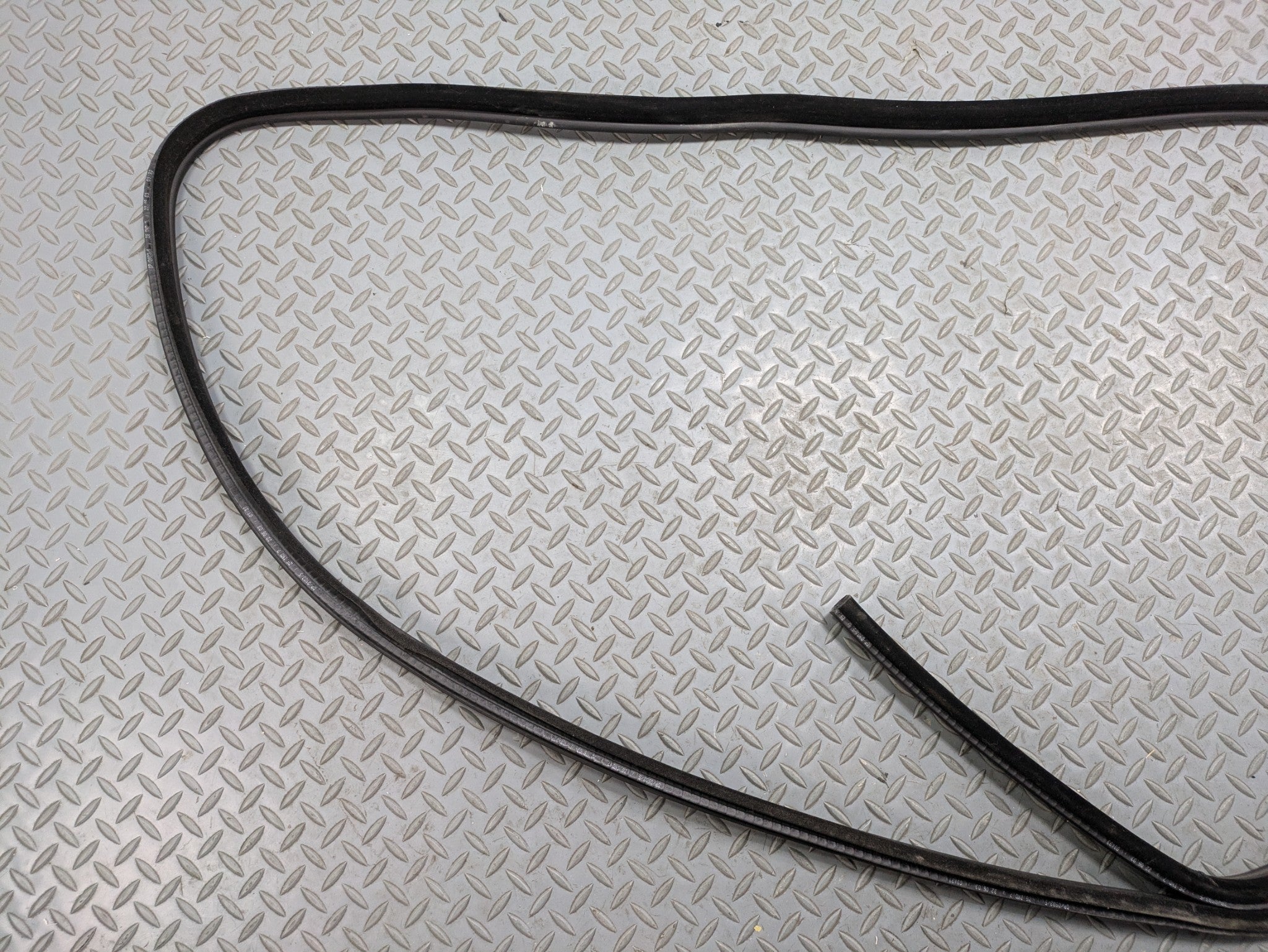 03 - 2005 LAND ROVER RANGE ROVER OEM DOOR SEAL WEATHER STRIPPING FRONT LEFT SIDE