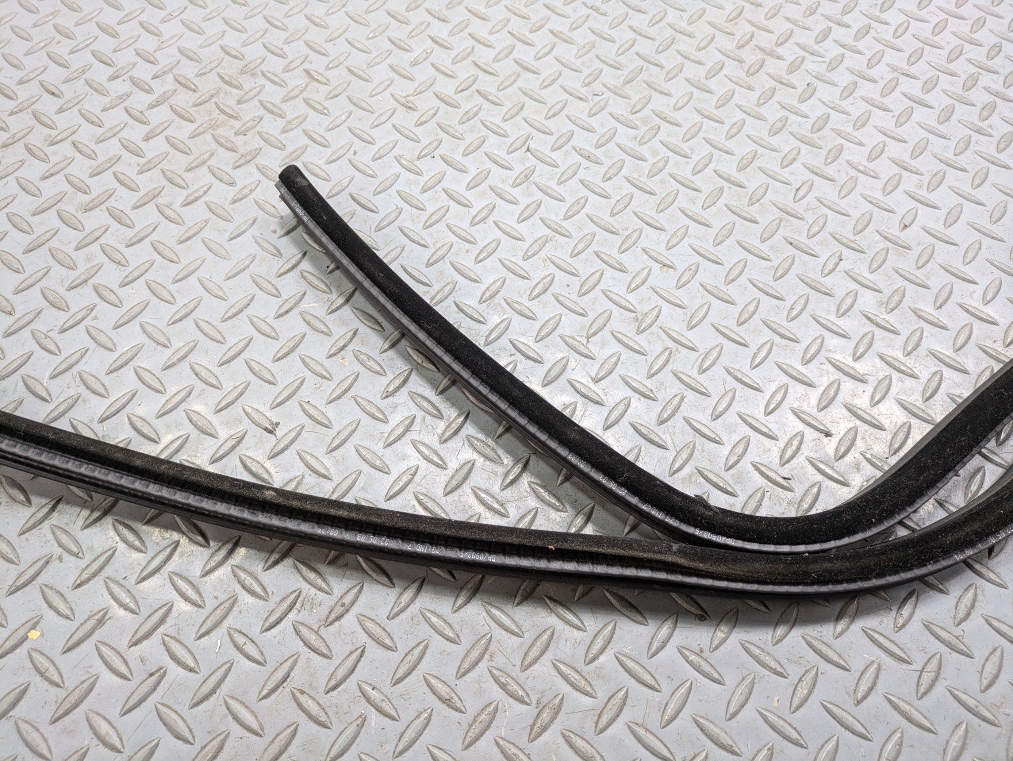 03 - 2005 LAND ROVER RANGE ROVER OEM DOOR SEAL WEATHER STRIPPING FRONT LEFT SIDE