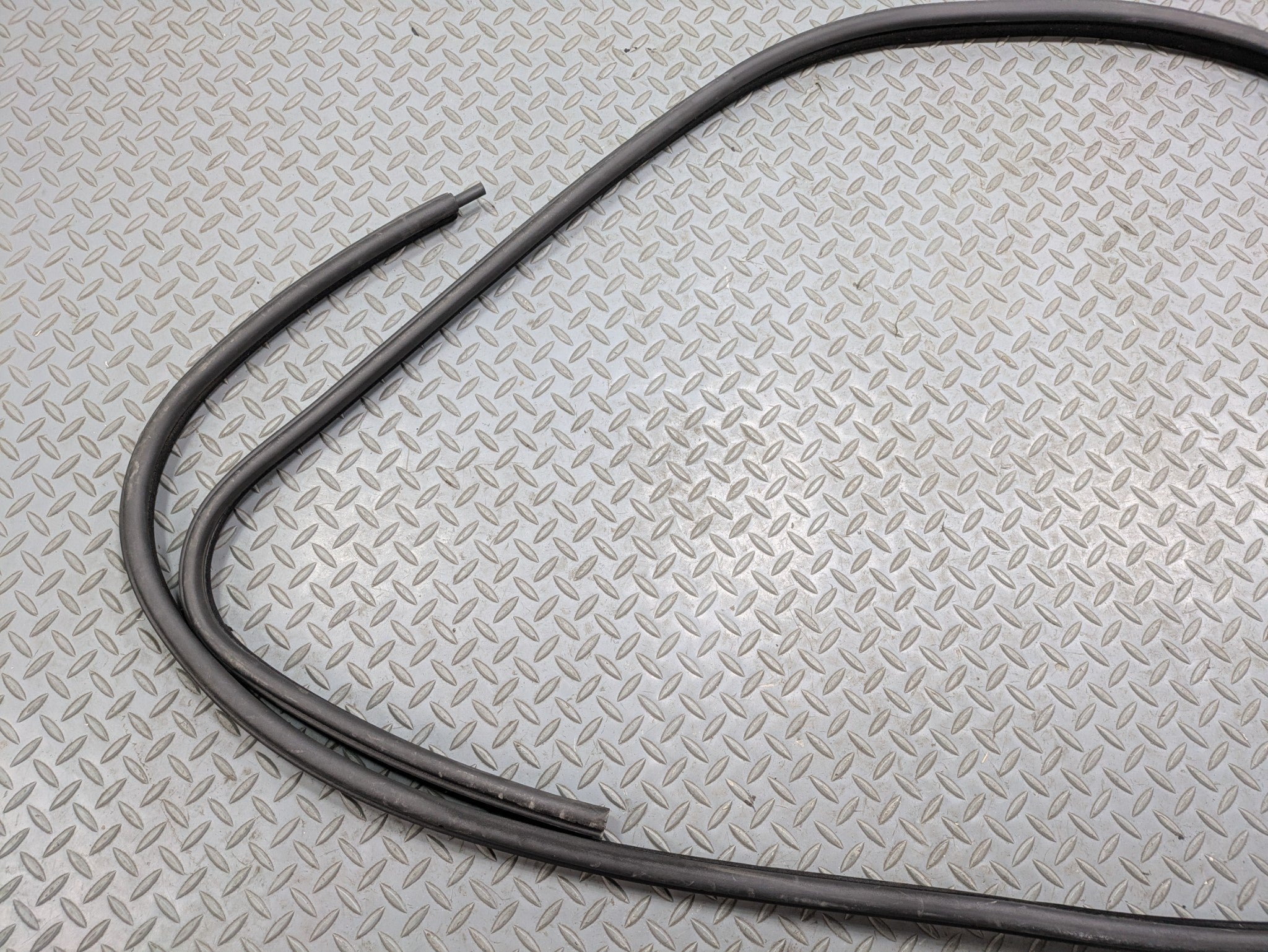 03 - 2005 LAND ROVER RANGE ROVER OEM DOOR SEAL WEATHER STRIPPING FRONT LEFT SIDE