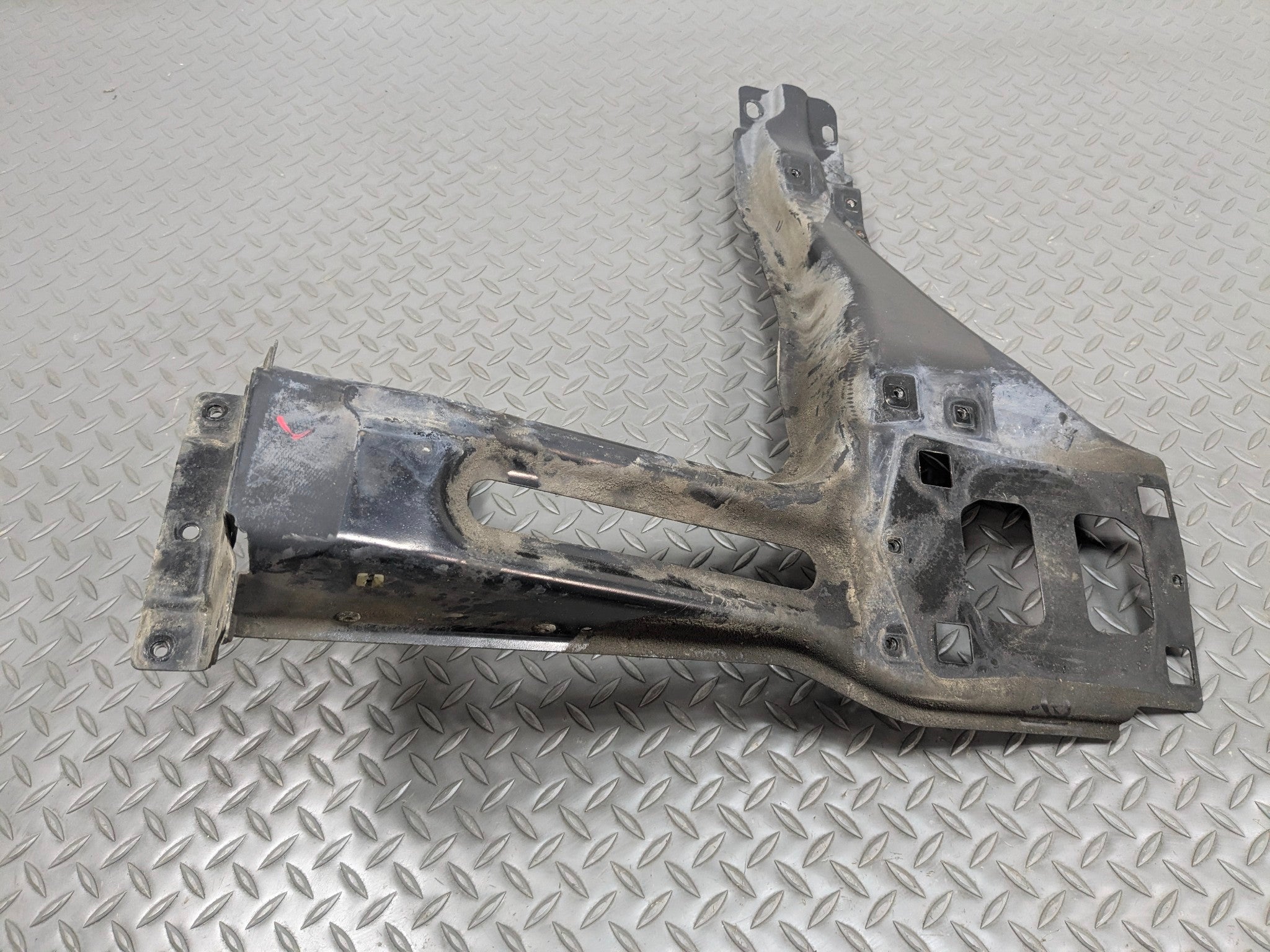 03 - 05 LAND ROVER RANGE ROVER OEM RADIATOR SUPPORT HEADLIGHT BRACKET FRONT LEFT