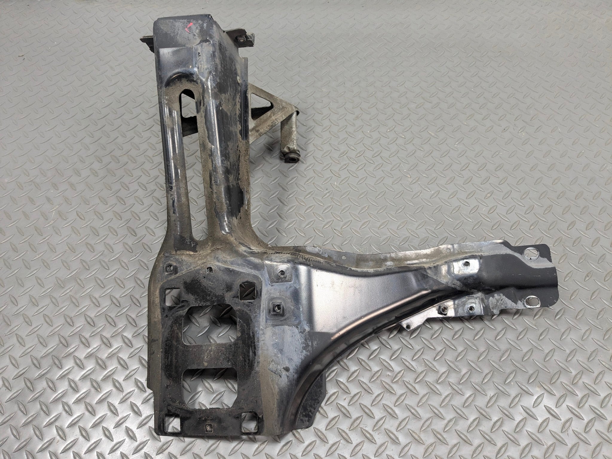 03 - 05 LAND ROVER RANGE ROVER OEM RADIATOR SUPPORT HEADLIGHT BRACKET FRONT LEFT