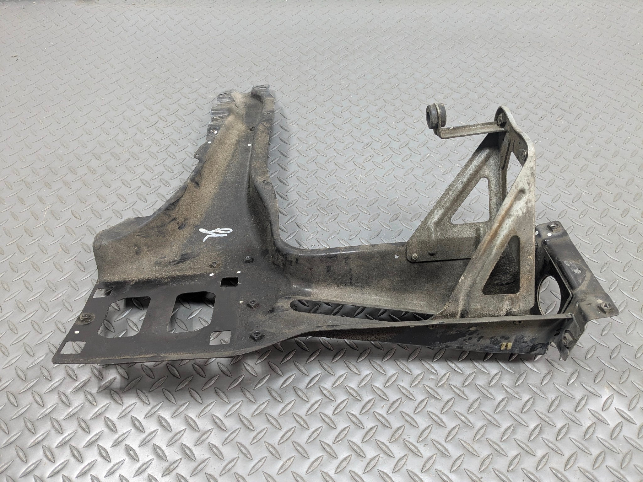 03 - 05 LAND ROVER RANGE ROVER OEM RADIATOR SUPPORT HEADLIGHT BRACKET FRONT LEFT