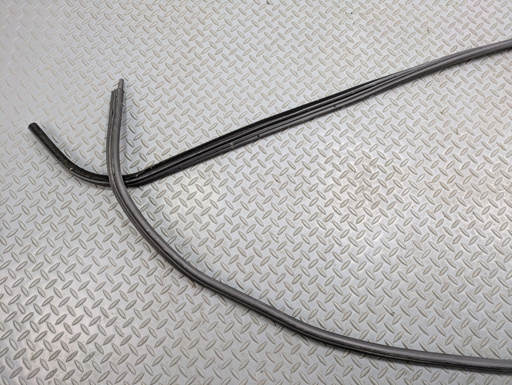 03 - 2005 LAND ROVER RANGE ROVER OEM DOOR SEAL WEATHER STRIPPING REAR LEFT SIDE