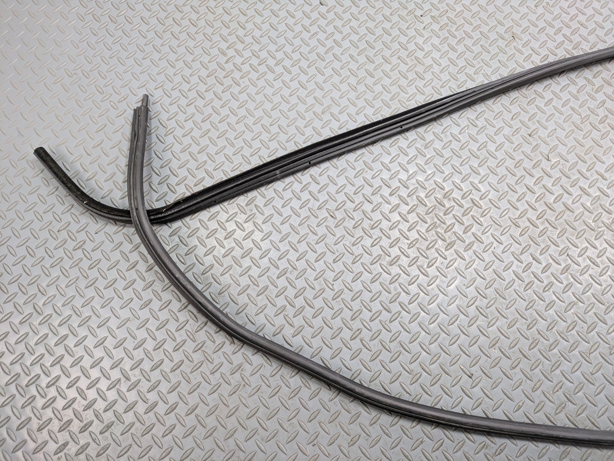03 - 2005 LAND ROVER RANGE ROVER OEM DOOR SEAL WEATHER STRIPPING REAR LEFT SIDE