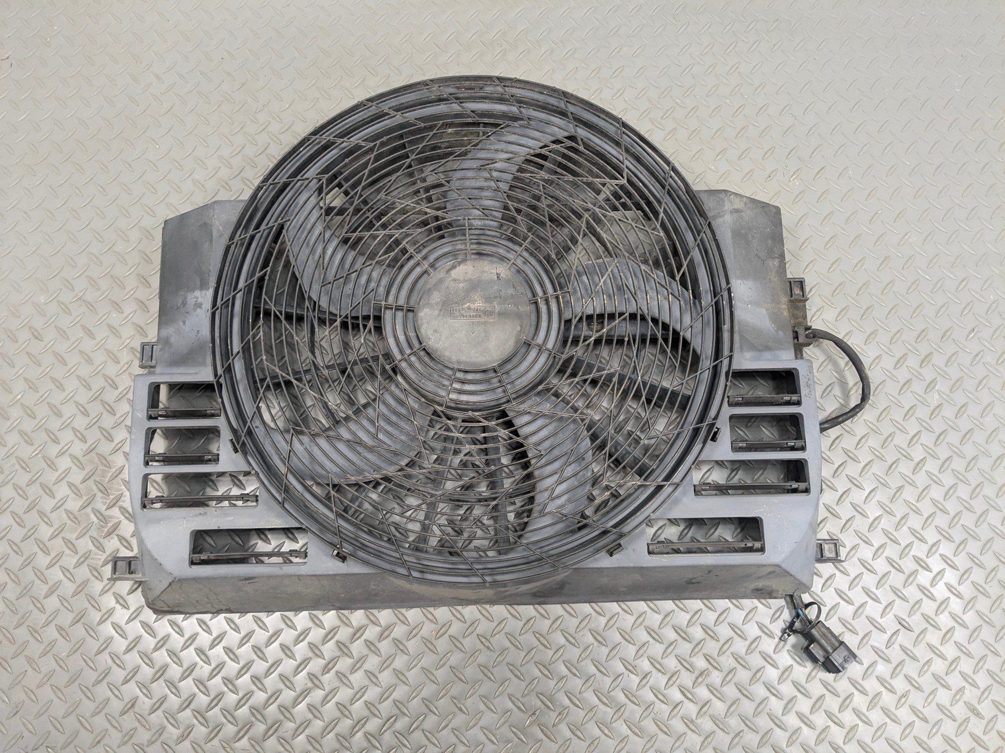 03 - 05 LAND ROVER RANGE ROVER OEM ELECTRIC COOLING MOTOR FAN BLADE WITH SHROUD