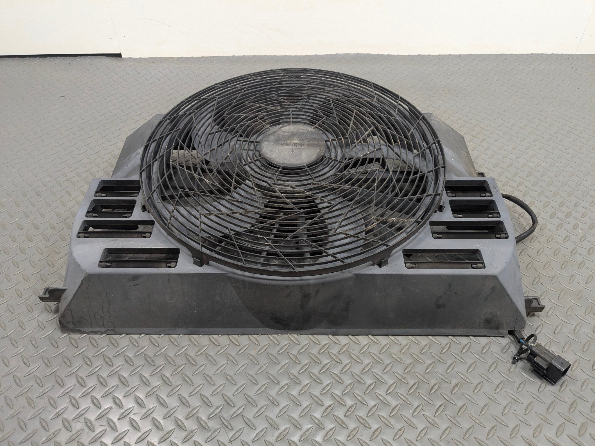 03 - 05 LAND ROVER RANGE ROVER OEM ELECTRIC COOLING MOTOR FAN BLADE WITH SHROUD