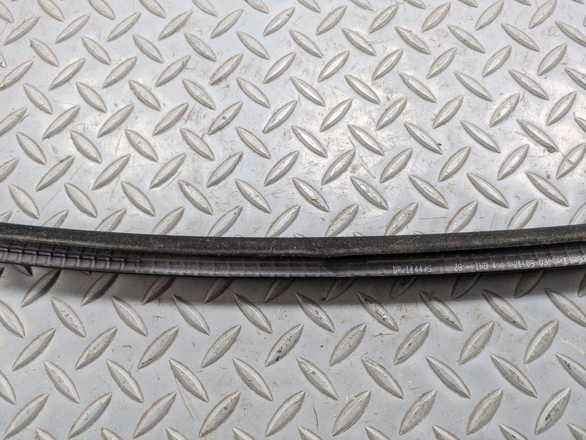 2003 - 2005 LAND ROVER RANGE ROVER OEM DOOR SEAL WEATHER STRIPPING REAR RIGHT