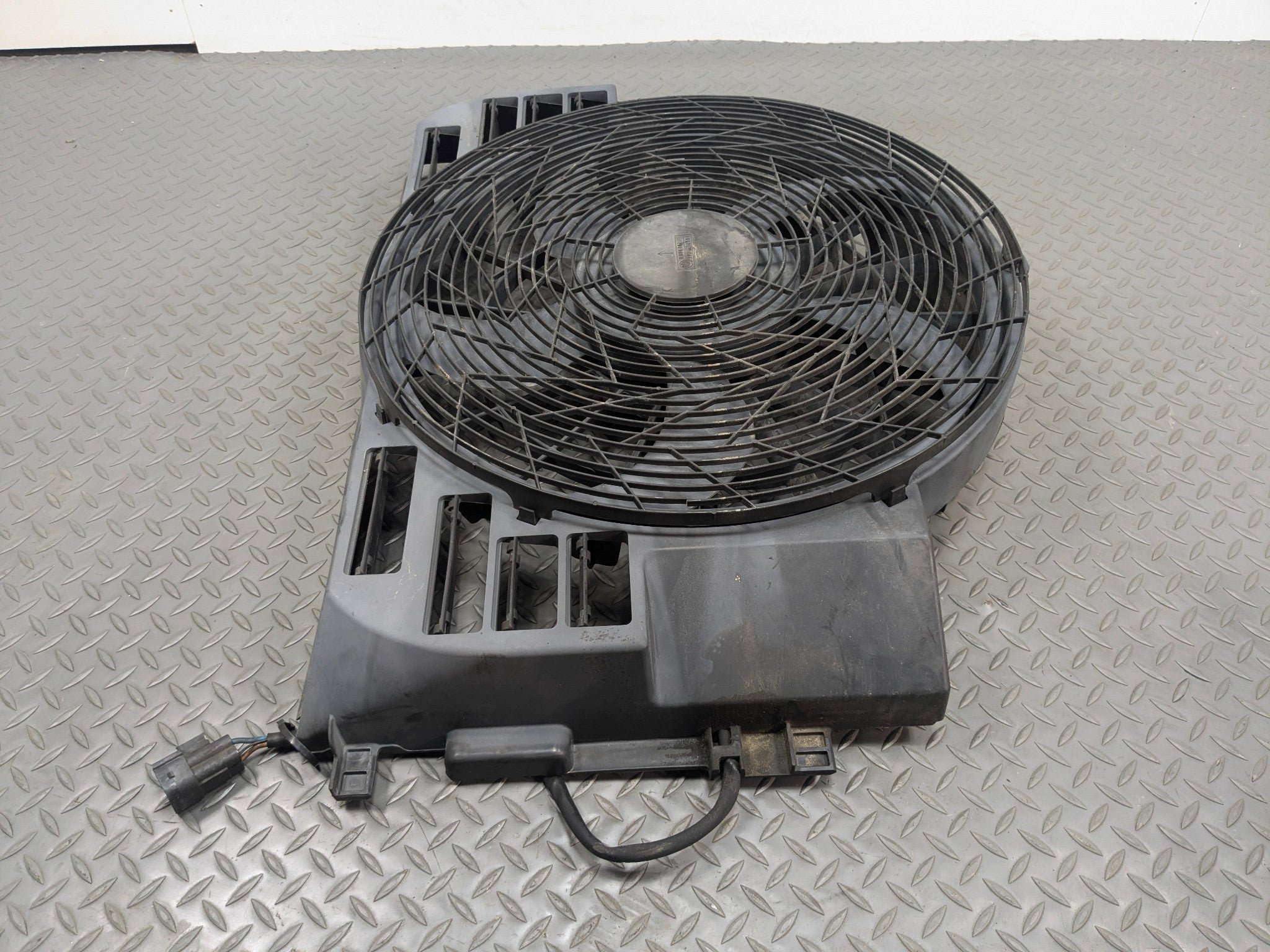 03 - 05 LAND ROVER RANGE ROVER OEM ELECTRIC COOLING MOTOR FAN BLADE WITH SHROUD