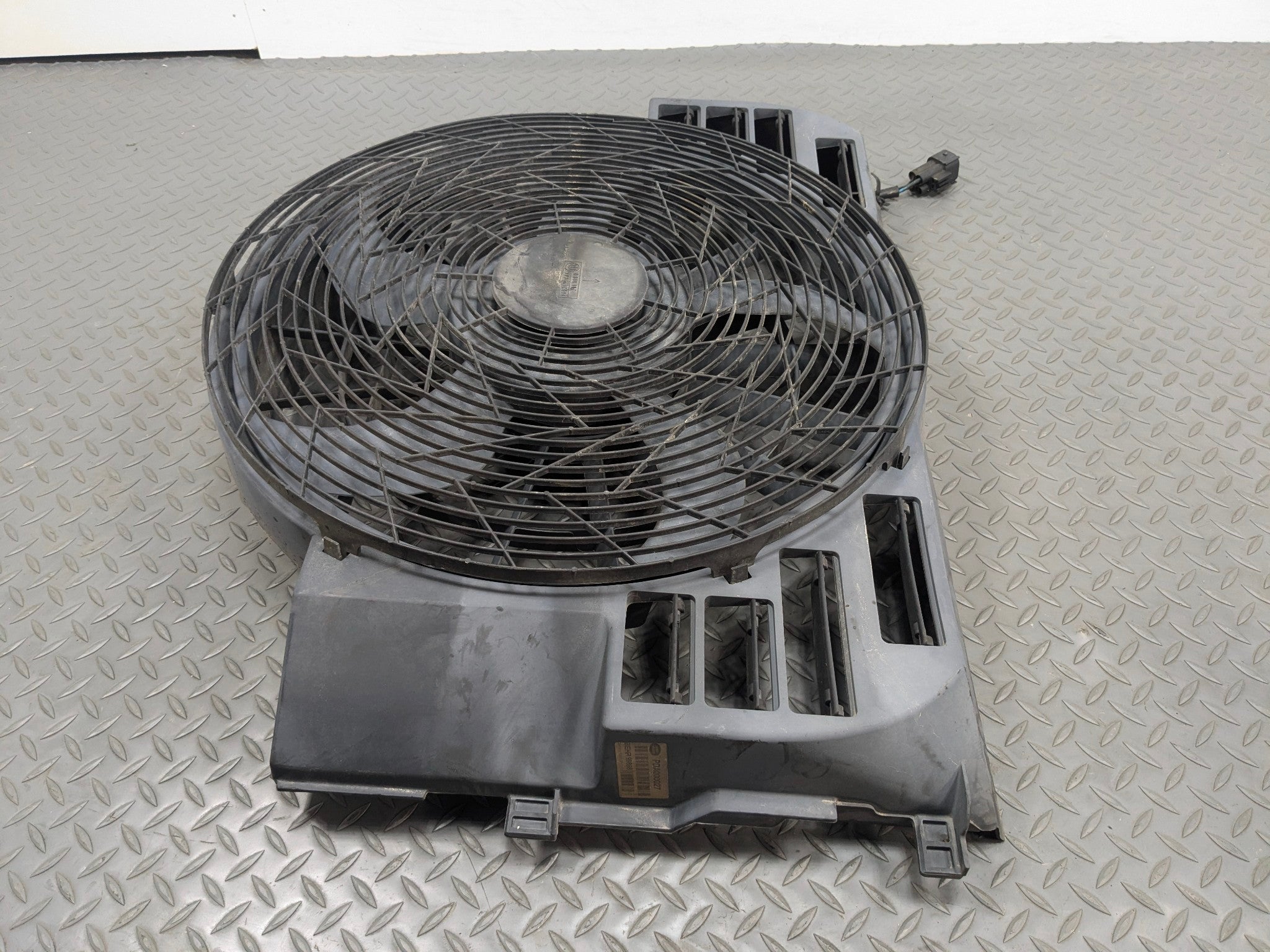 03 - 05 LAND ROVER RANGE ROVER OEM ELECTRIC COOLING MOTOR FAN BLADE WITH SHROUD