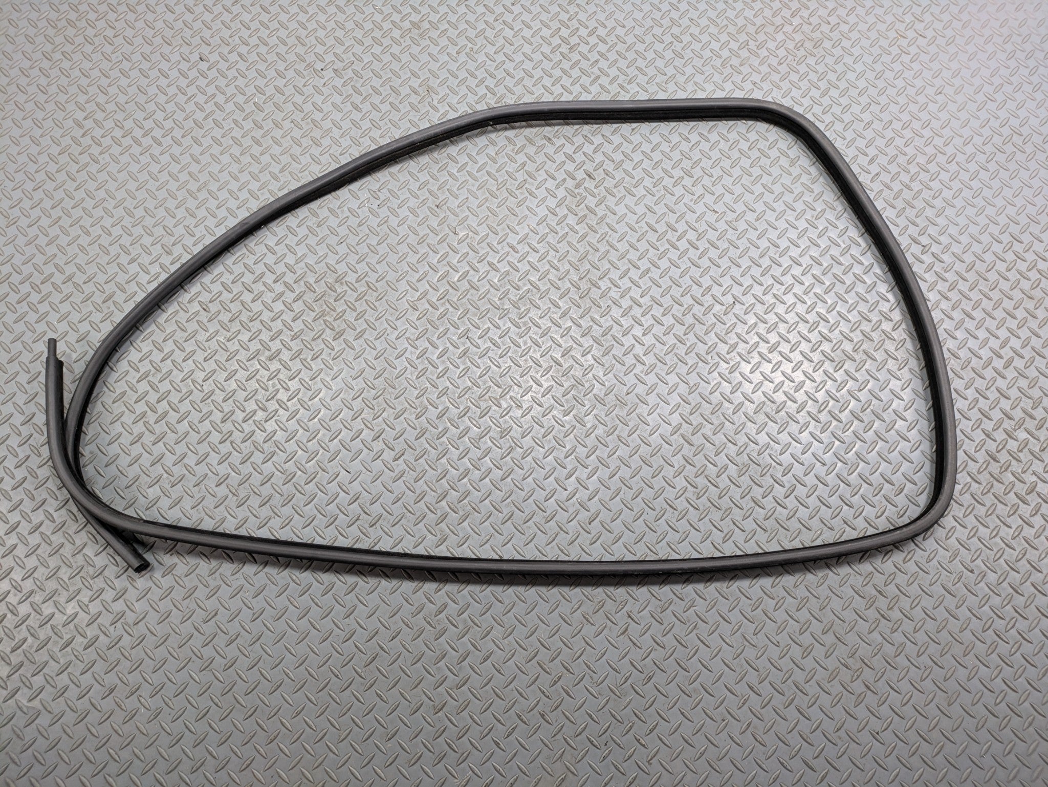 2003 - 2005 LAND ROVER RANGE ROVER OEM DOOR SEAL WEATHER STRIPPING REAR RIGHT