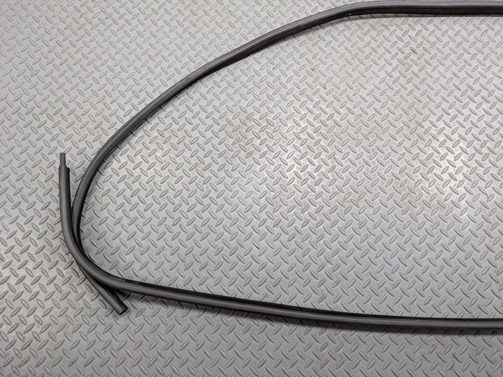 2003 - 2005 LAND ROVER RANGE ROVER OEM DOOR SEAL WEATHER STRIPPING REAR RIGHT