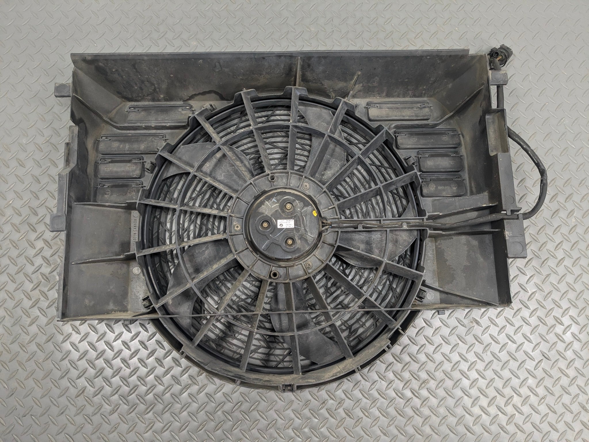 03 - 05 LAND ROVER RANGE ROVER OEM ELECTRIC COOLING MOTOR FAN BLADE WITH SHROUD