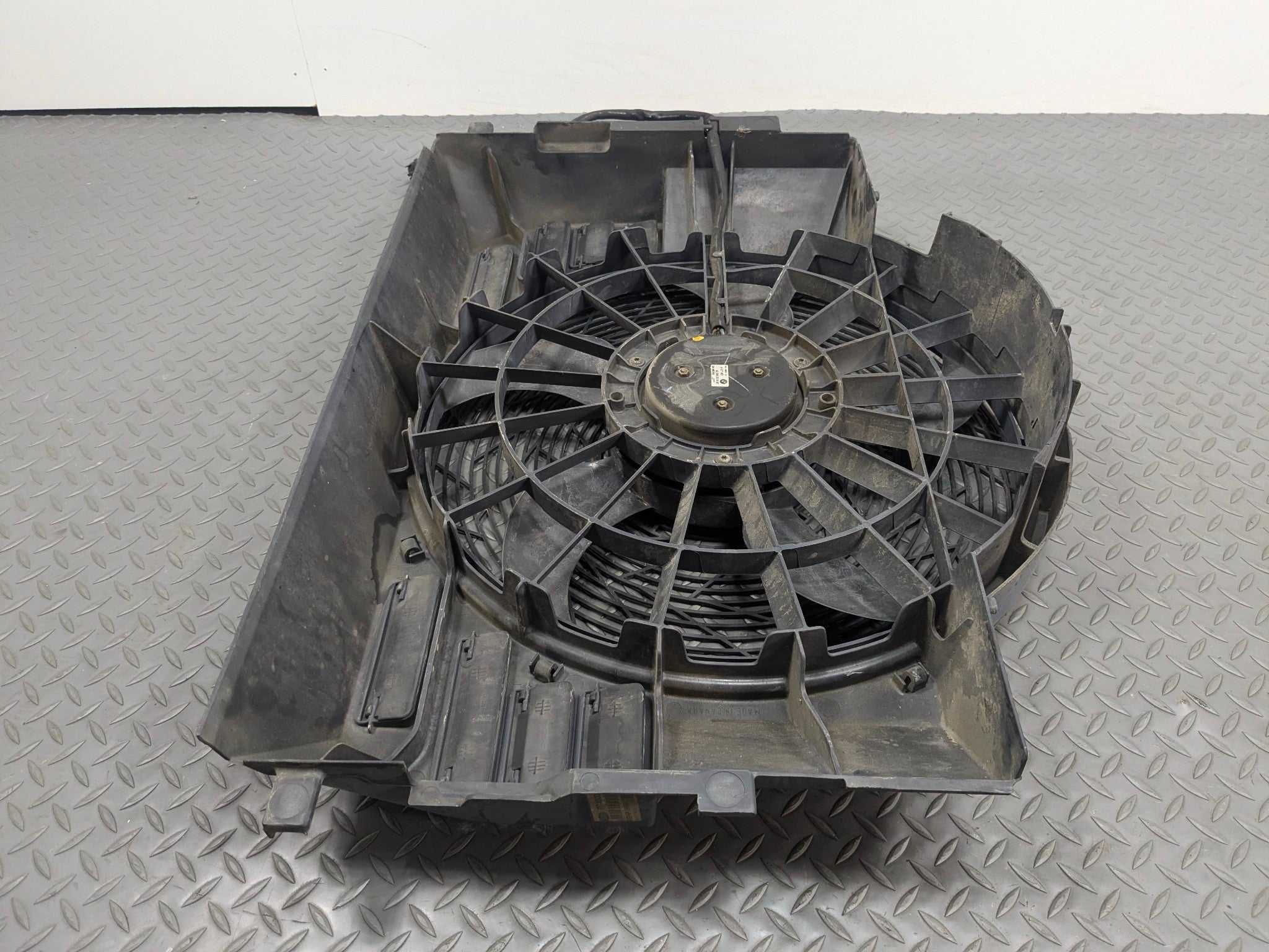 03 - 05 LAND ROVER RANGE ROVER OEM ELECTRIC COOLING MOTOR FAN BLADE WITH SHROUD