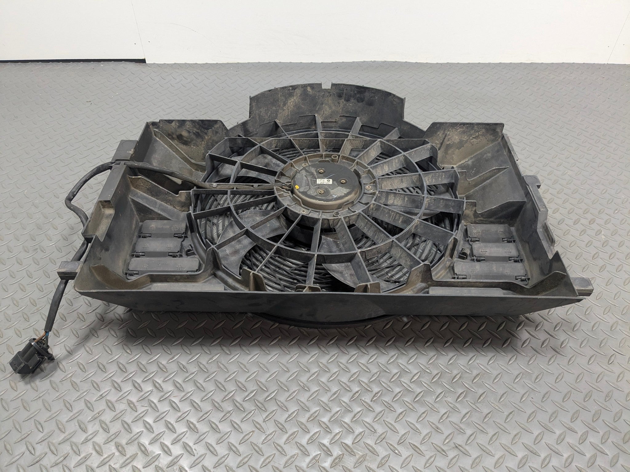03 - 05 LAND ROVER RANGE ROVER OEM ELECTRIC COOLING MOTOR FAN BLADE WITH SHROUD