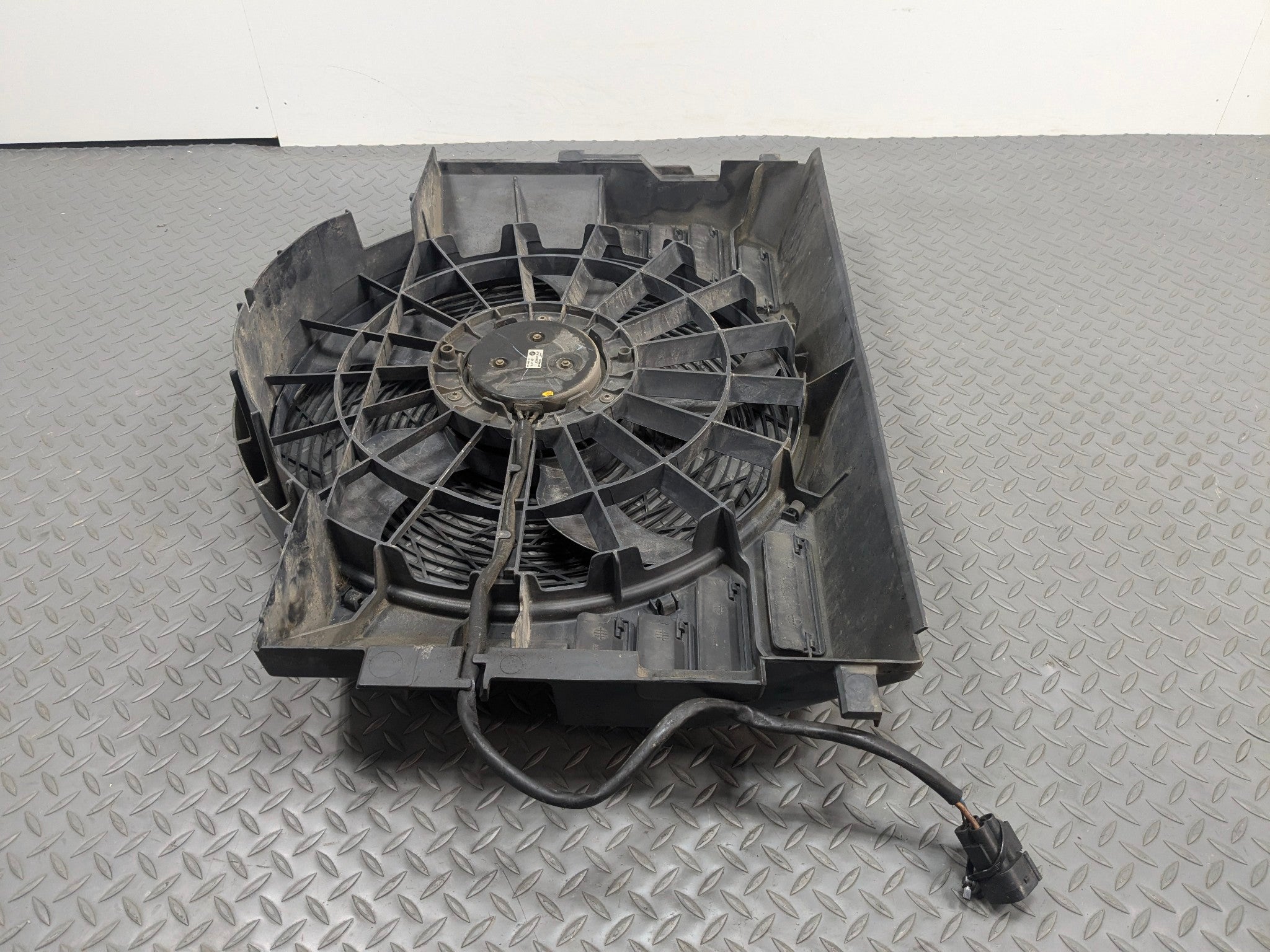03 - 05 LAND ROVER RANGE ROVER OEM ELECTRIC COOLING MOTOR FAN BLADE WITH SHROUD