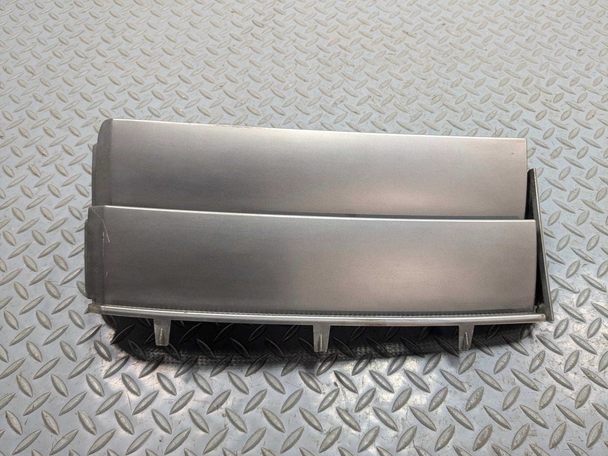 2003 - 2005 LAND ROVER RANGE ROVER OEM FENDER GRILLE VENT TRIM FRONT LEFT SIDE