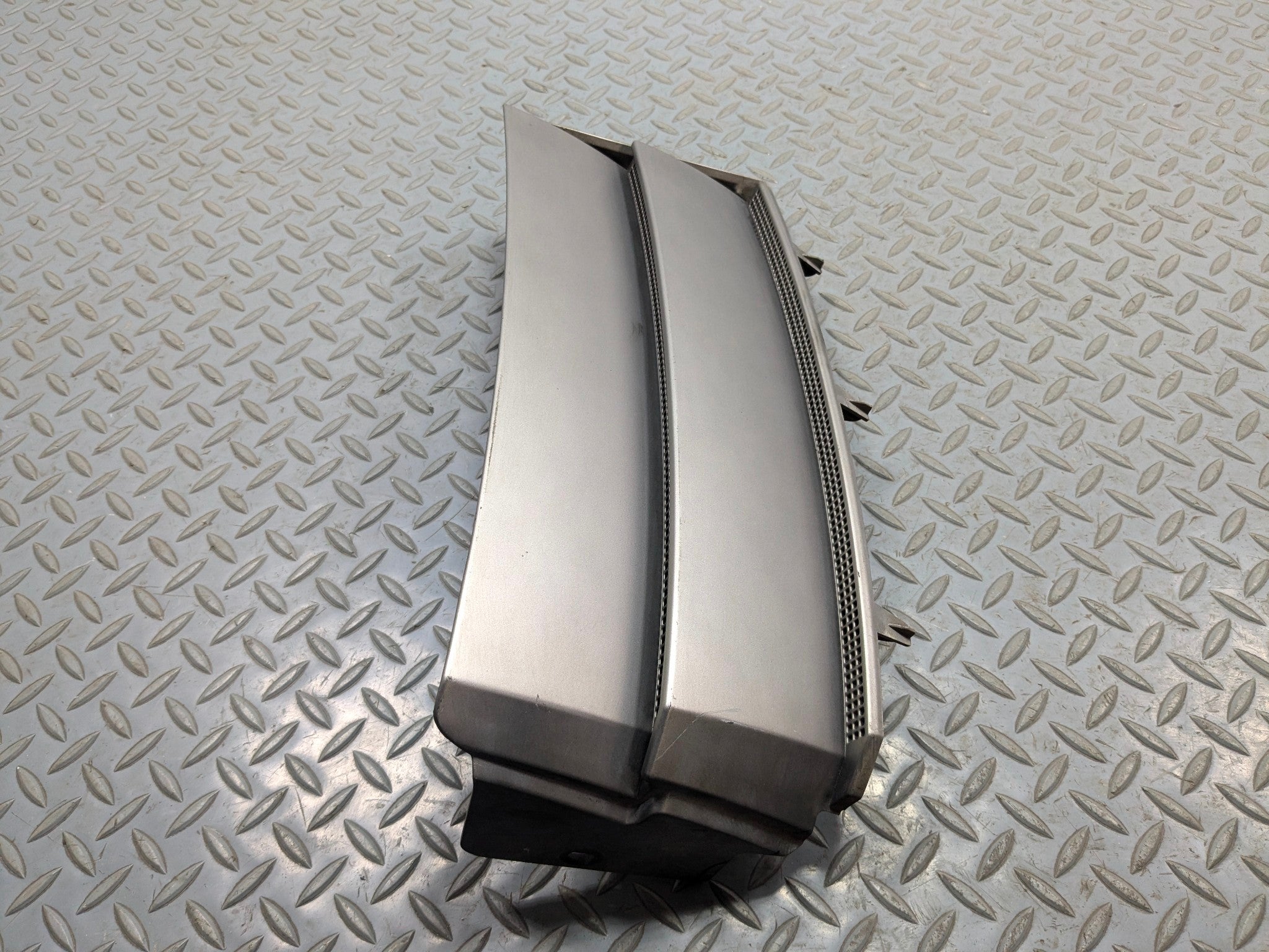 2003 - 2005 LAND ROVER RANGE ROVER OEM FENDER GRILLE VENT TRIM FRONT LEFT SIDE