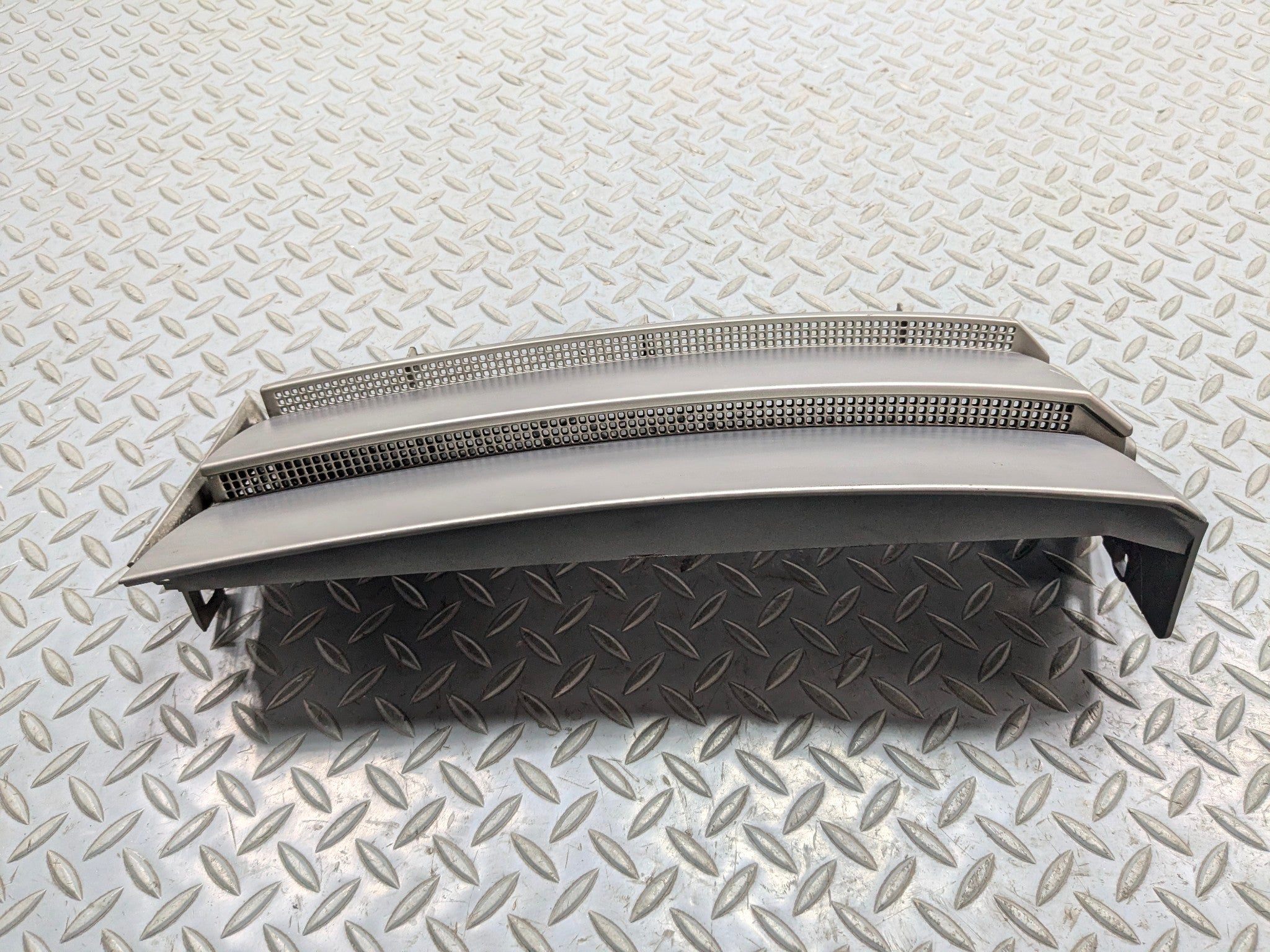 2003 - 2005 LAND ROVER RANGE ROVER OEM FENDER GRILLE VENT TRIM FRONT LEFT SIDE