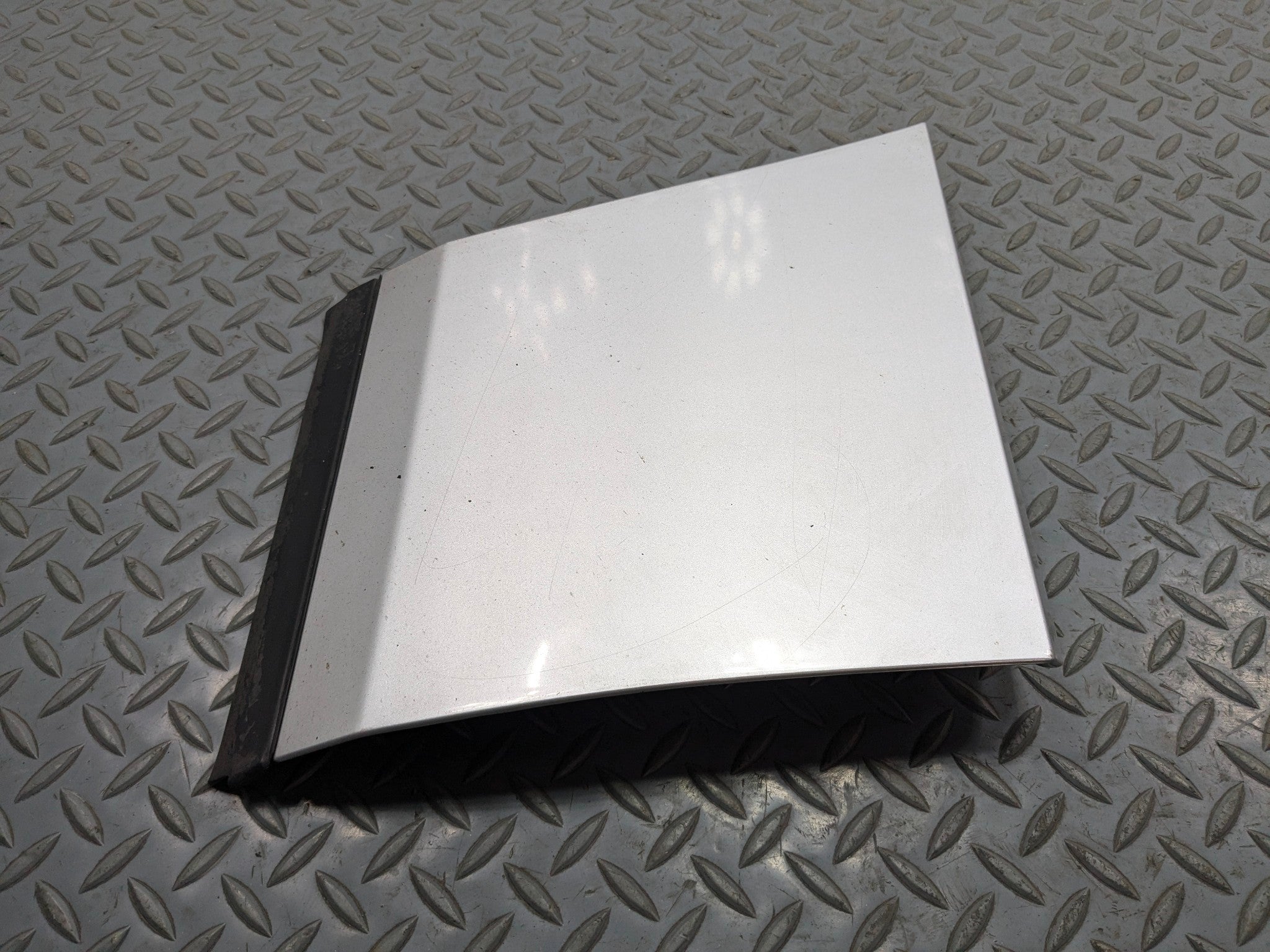 2003 - 2005 LAND ROVER RANGE ROVER OEM FENDER WING LOWER TRIM MOLDING LEFT SIDE