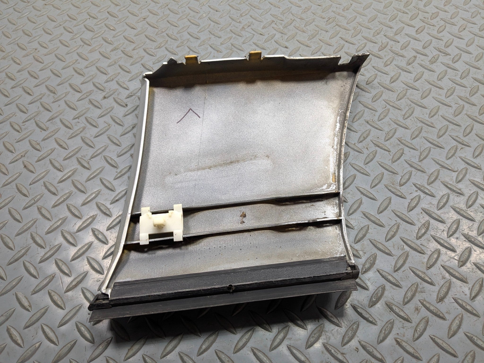 2003 - 2005 LAND ROVER RANGE ROVER OEM FENDER WING LOWER TRIM MOLDING LEFT SIDE