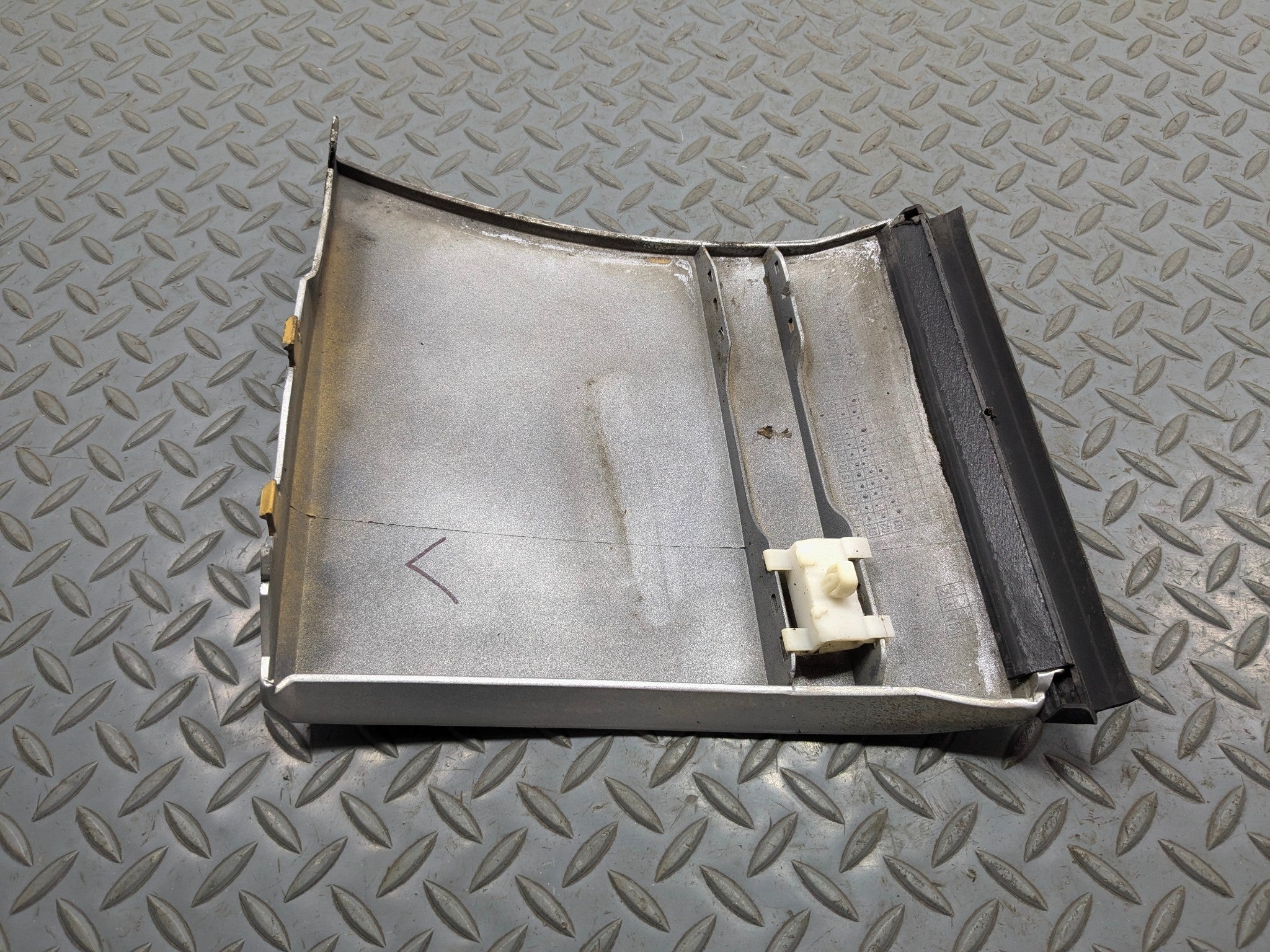 2003 - 2005 LAND ROVER RANGE ROVER OEM FENDER WING LOWER TRIM MOLDING LEFT SIDE