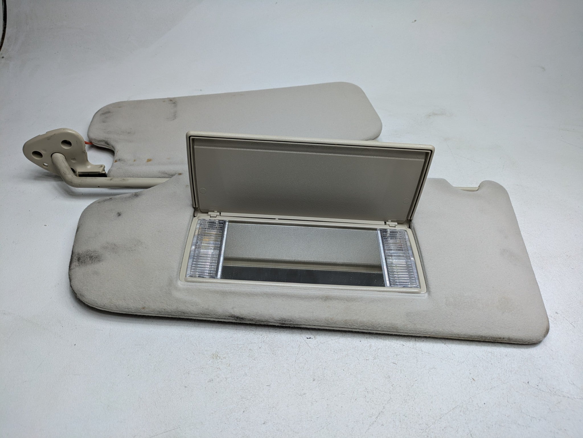 03 - 05 LAND ROVER RANGE ROVER OEM SUN VISOR WITH LIGHT FRONT LEFT DRIVER SIDE