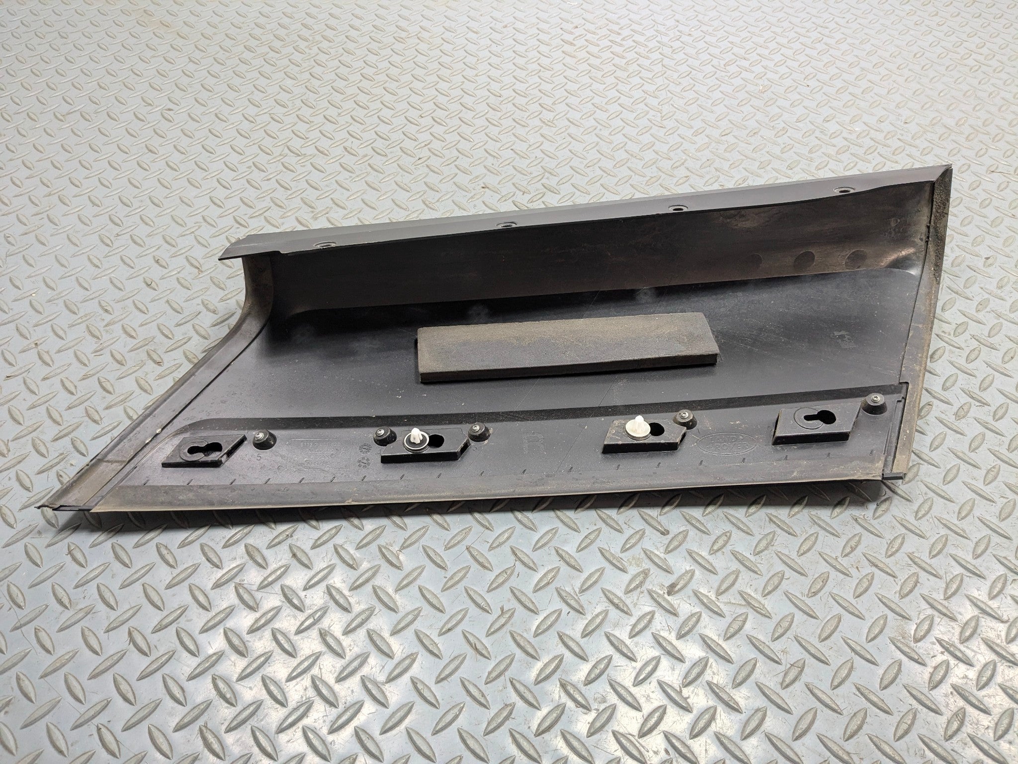 2003 - 2005 LAND ROVER RANGE ROVER OEM TAIL GATE D PILLAR TRIM COVER RIGHT SIDE