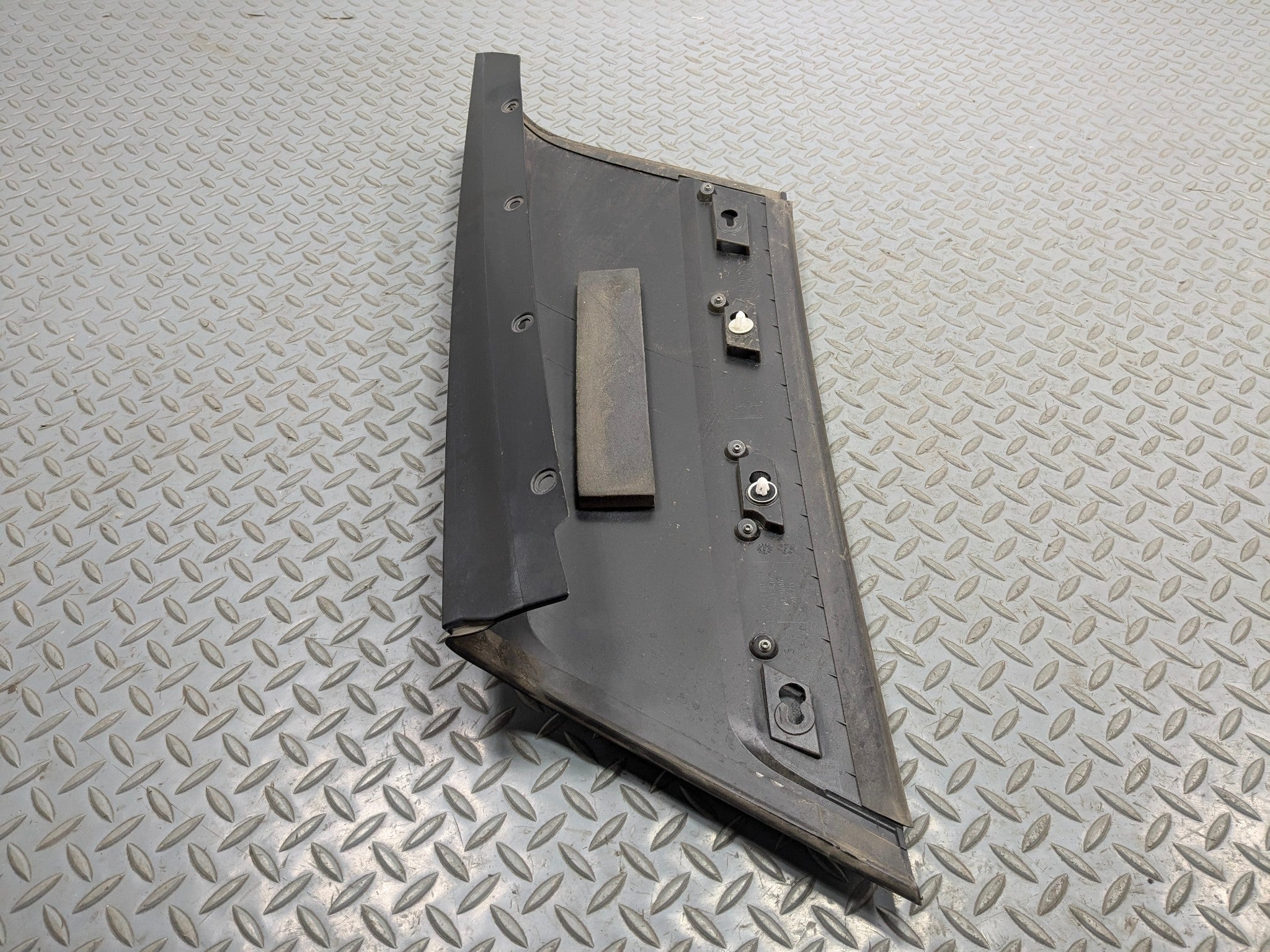 2003 - 2005 LAND ROVER RANGE ROVER OEM TAIL GATE D PILLAR TRIM COVER RIGHT SIDE