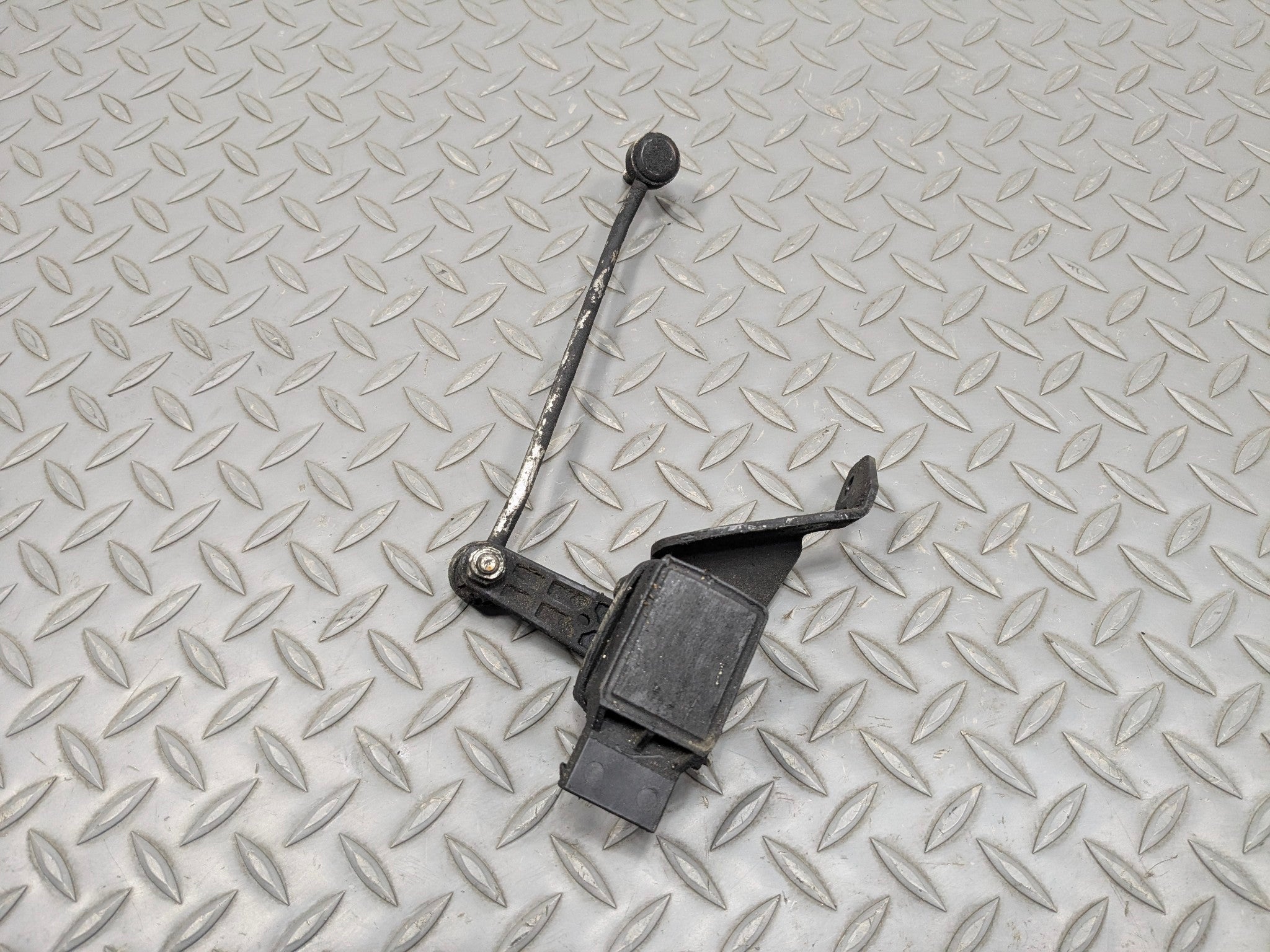 2003 - 2005 LAND ROVER RANGE ROVER OEM FRONT SUSPENSION HEIGHT LEVEL SENSOR