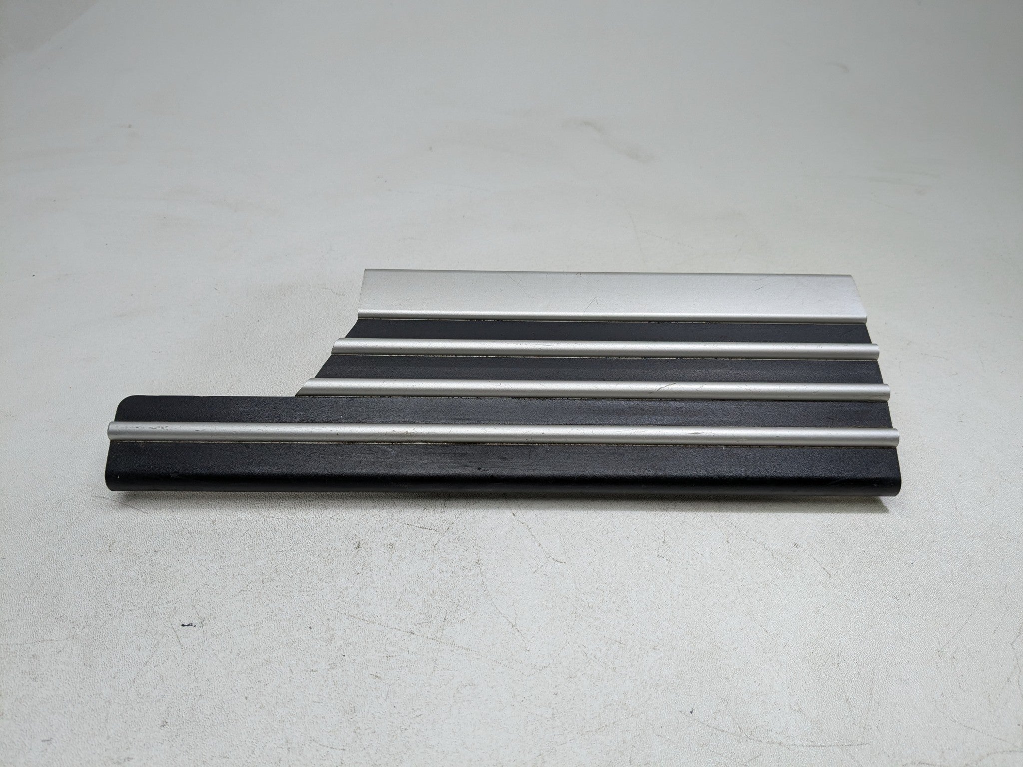 2003 - 2005 LAND ROVER RANGE ROVER OEM DOOR SILL SCUFF PLATE REAR RIGHT SIDE