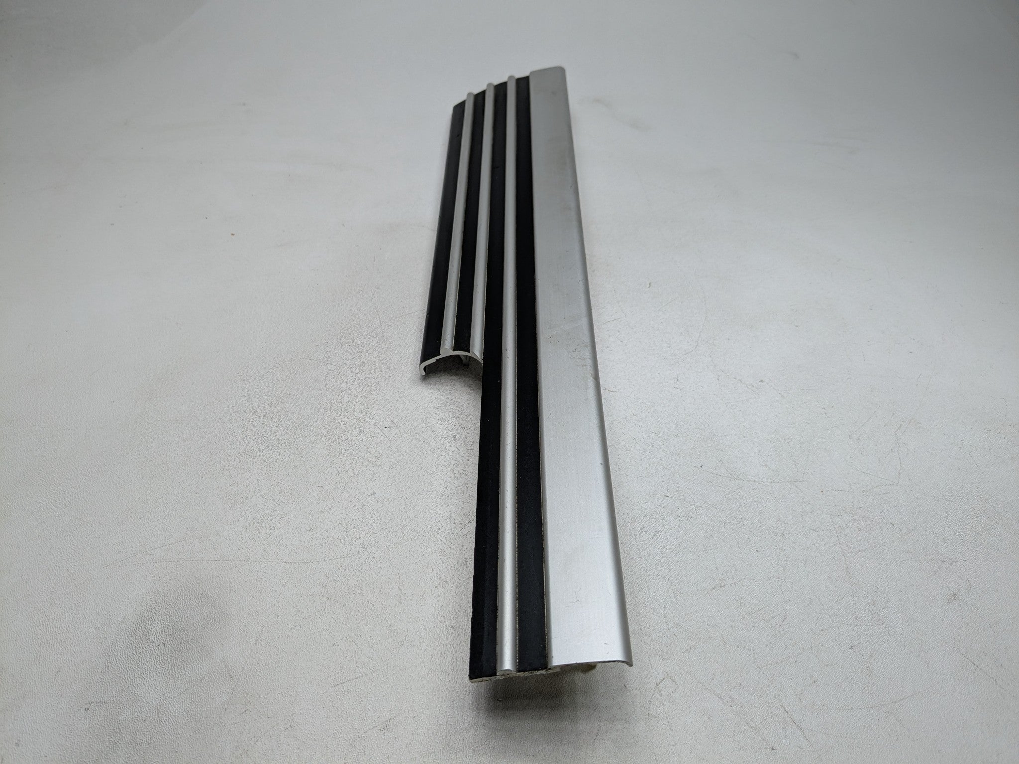 2003 - 2005 LAND ROVER RANGE ROVER OEM DOOR SILL SCUFF PLATE FRONT RIGHT SIDE