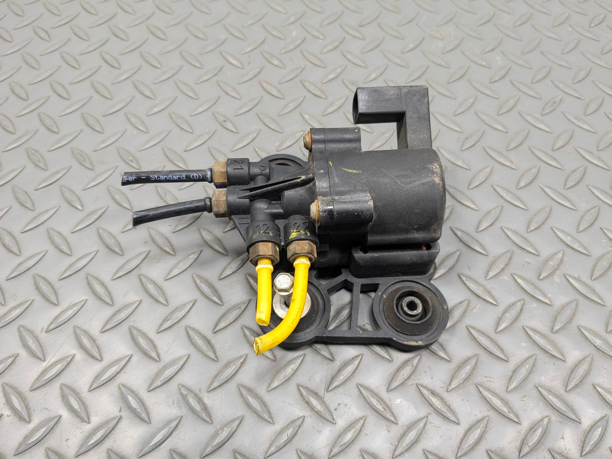 03 - 05 LAND ROVER RANGE ROVER OEM SOLENOID VALVE AIR SUSPENSION RIDE CONTROL