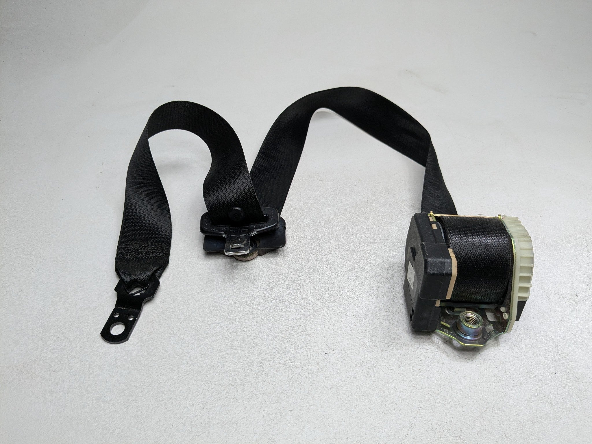 2003 - 2005 LAND ROVER RANGE ROVER OEM SEAT BELT RETRACTOR REAR LEFT CENTER