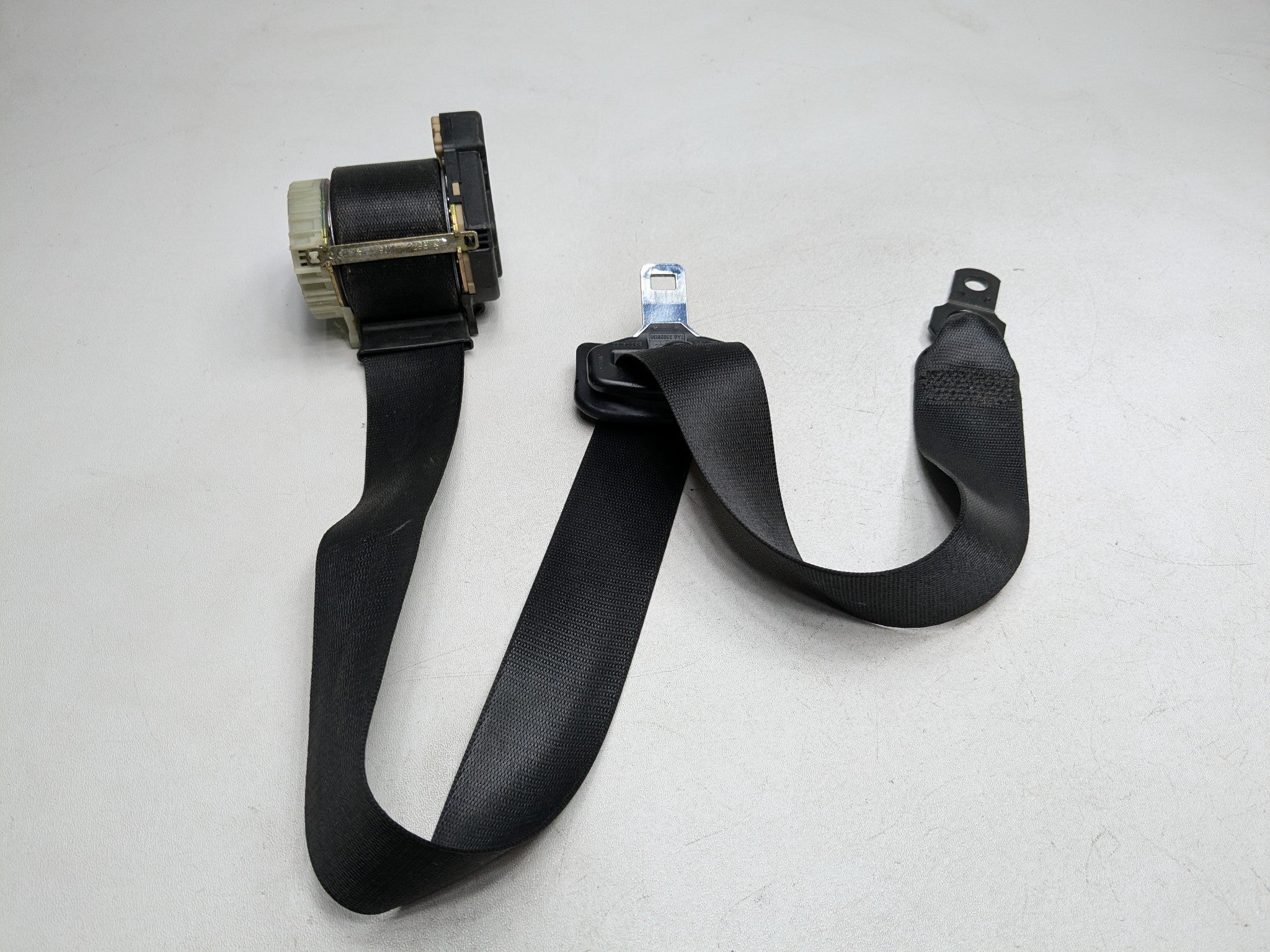 2003 - 2005 LAND ROVER RANGE ROVER OEM SEAT BELT RETRACTOR REAR LEFT CENTER