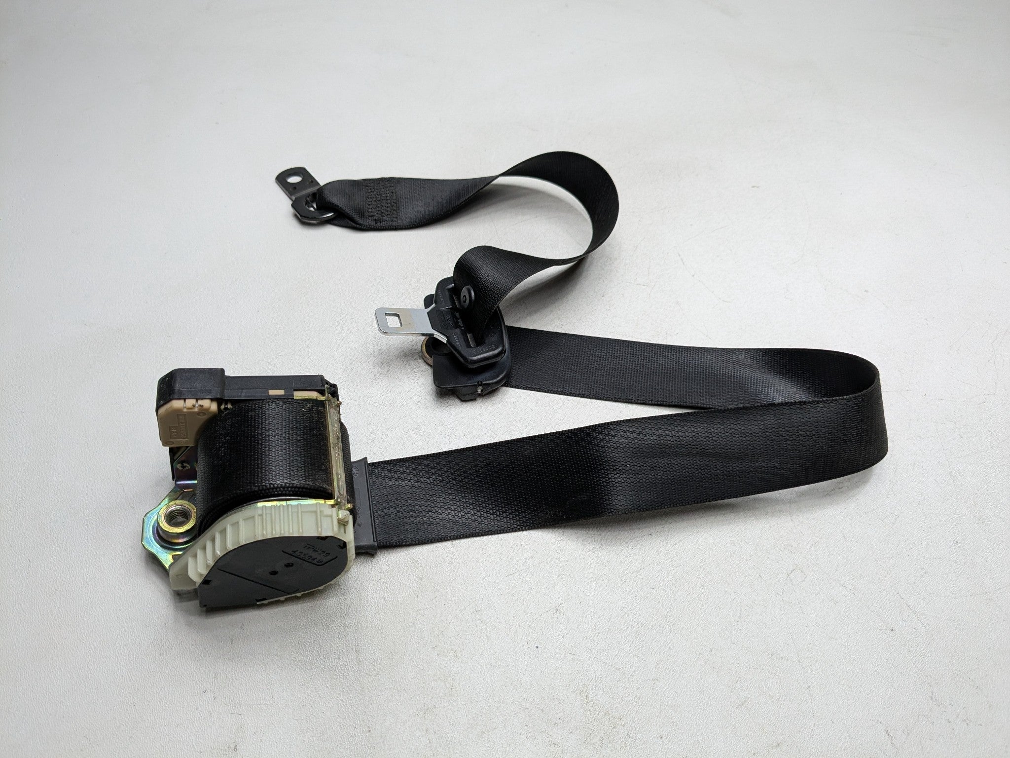 2003 - 2005 LAND ROVER RANGE ROVER OEM SEAT BELT RETRACTOR REAR LEFT CENTER