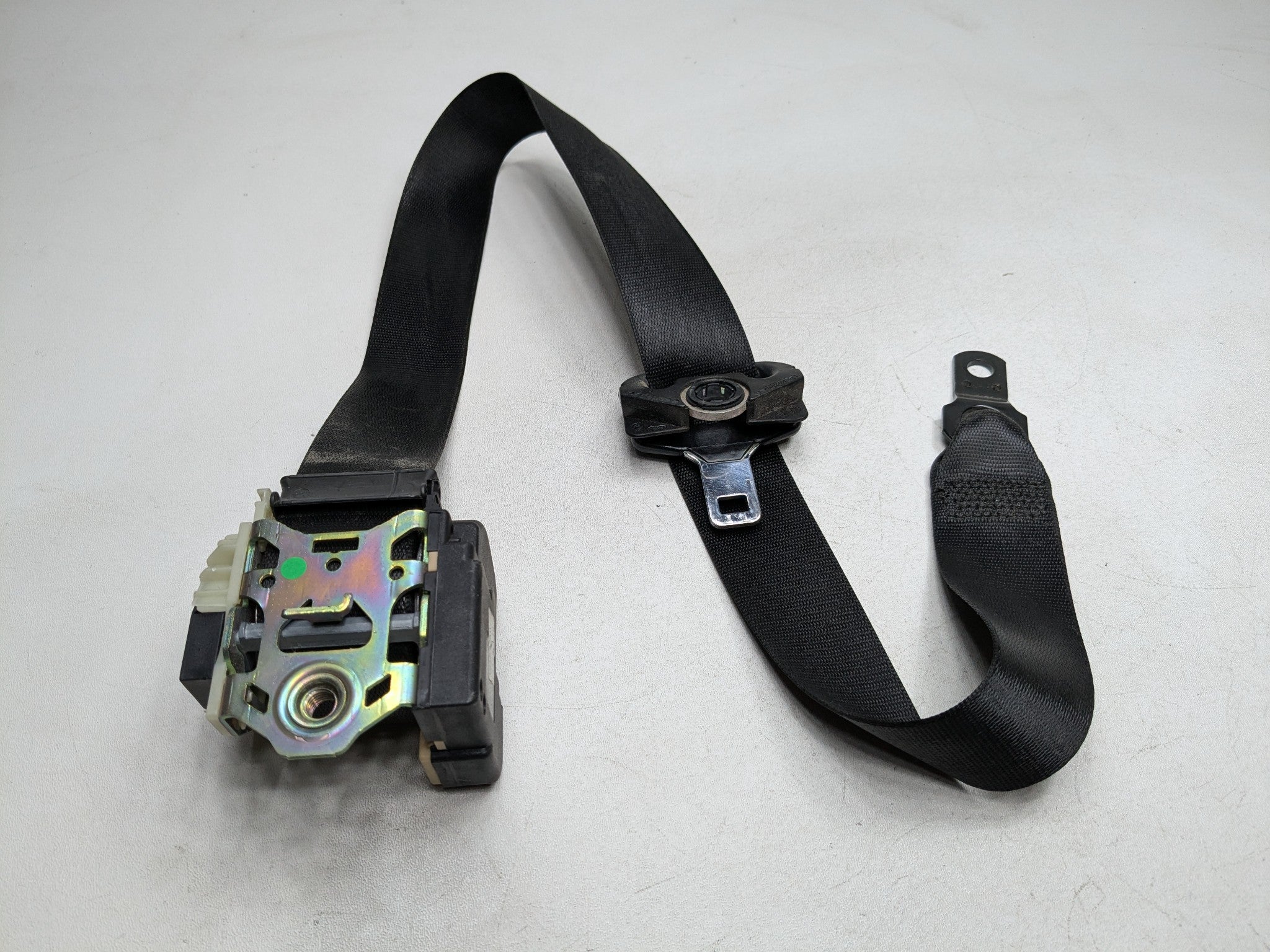 2003 - 2005 LAND ROVER RANGE ROVER OEM SEAT BELT RETRACTOR REAR LEFT CENTER