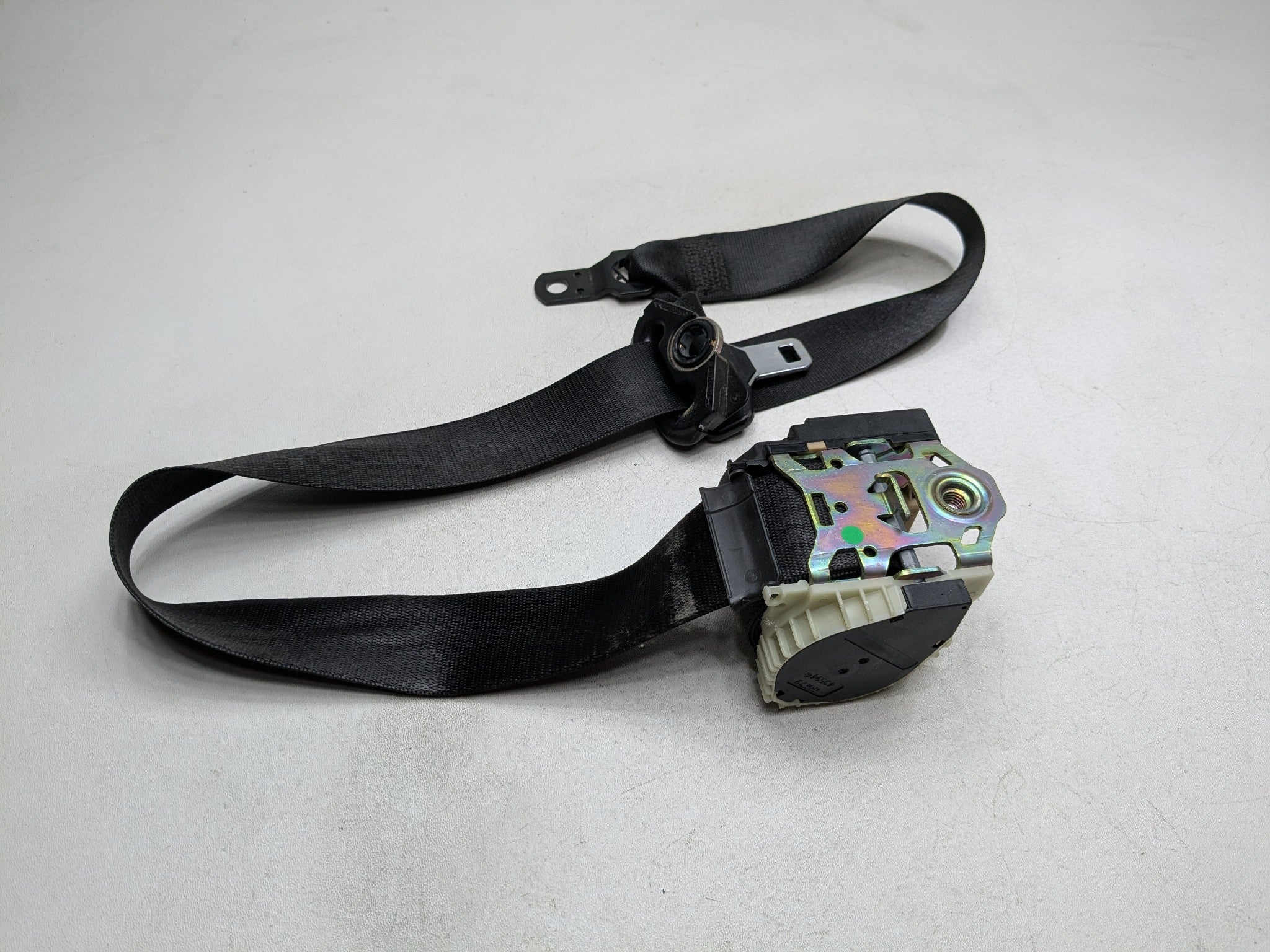 2003 - 2005 LAND ROVER RANGE ROVER OEM SEAT BELT RETRACTOR REAR LEFT CENTER