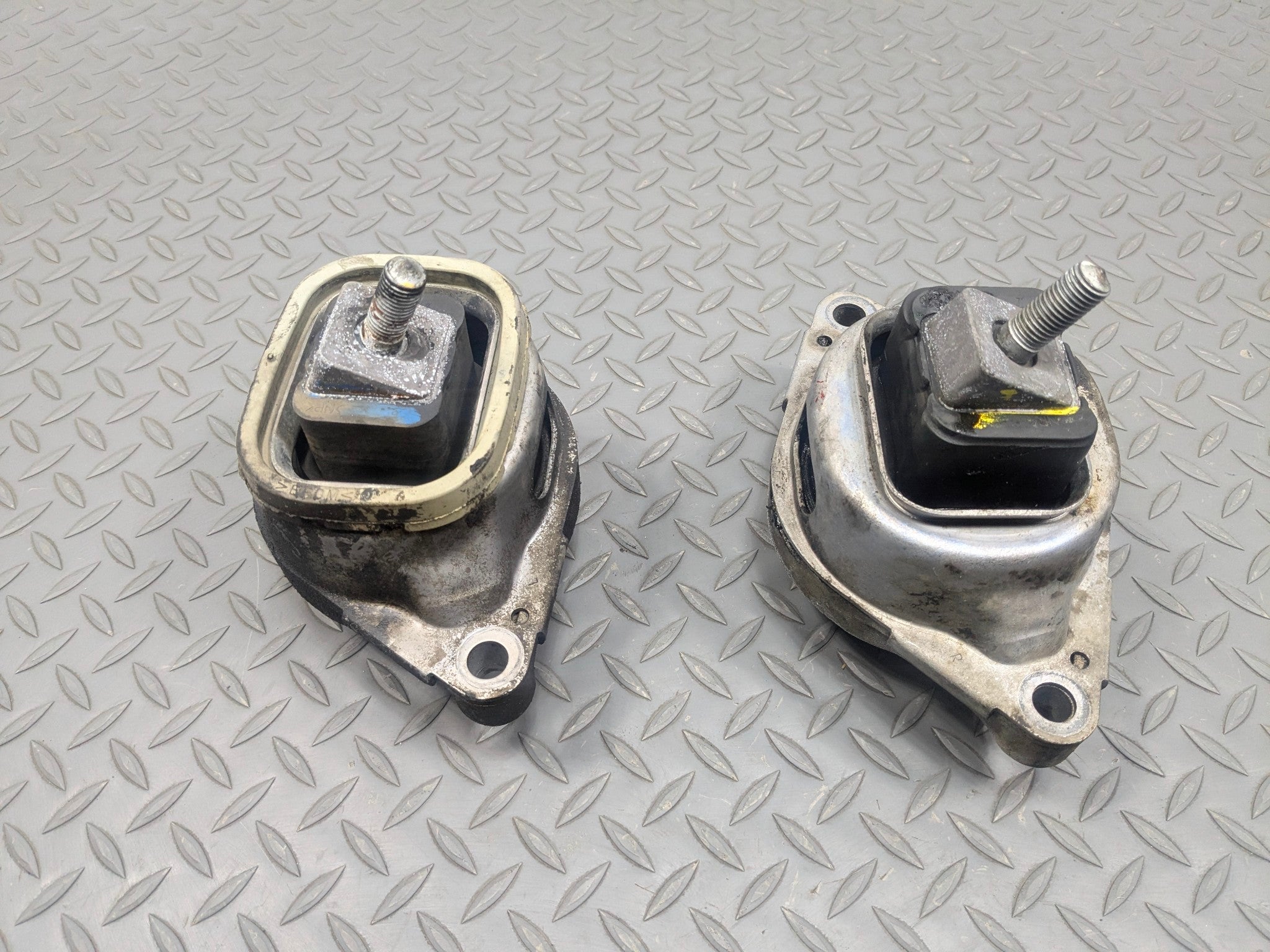 03 - 05 LAND ROVER RANGE ROVER OEM ENGINE FRAME MOUNT FRONT LEFT AND RIGHT SIDE