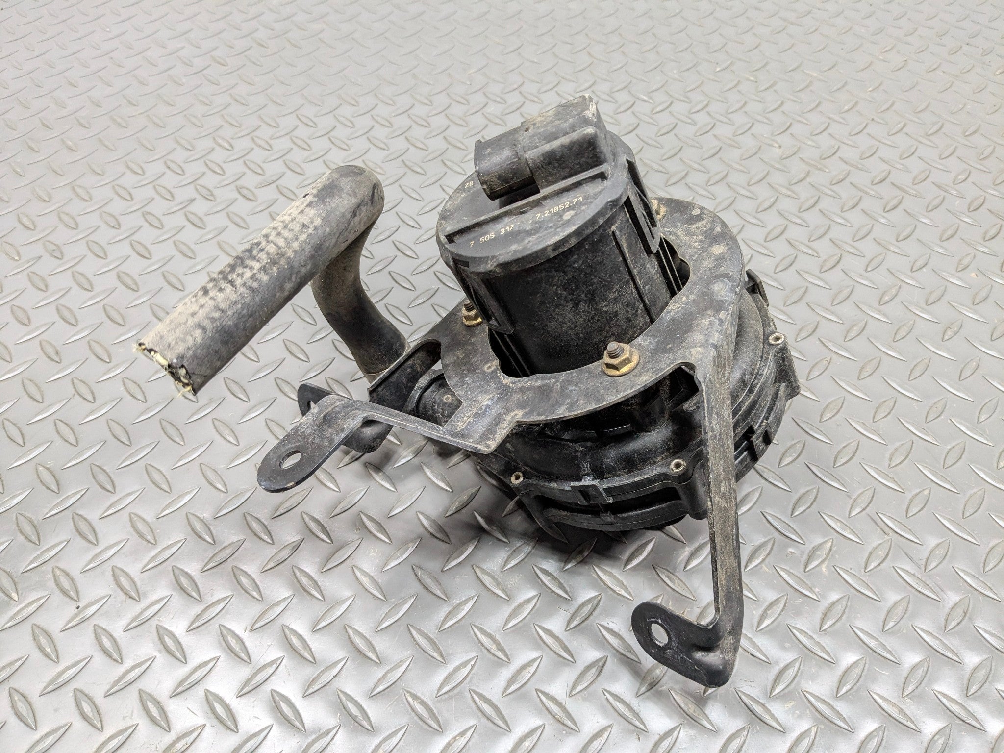 2003 - 2005 LAND ROVER RANGE ROVER OEM SECONDARY AIR BLOWER PUMP AND BRACKET