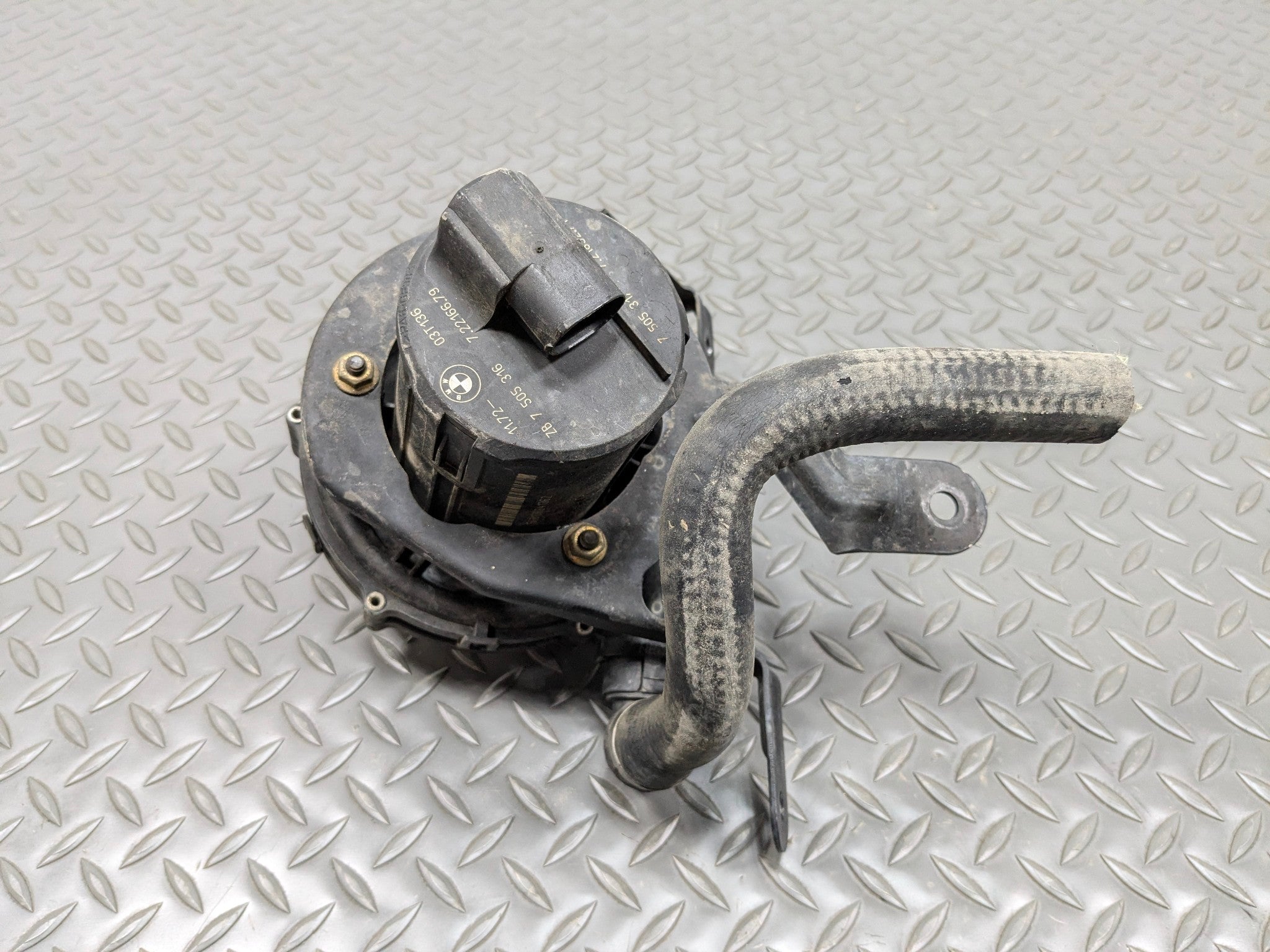 2003 - 2005 LAND ROVER RANGE ROVER OEM SECONDARY AIR BLOWER PUMP AND BRACKET