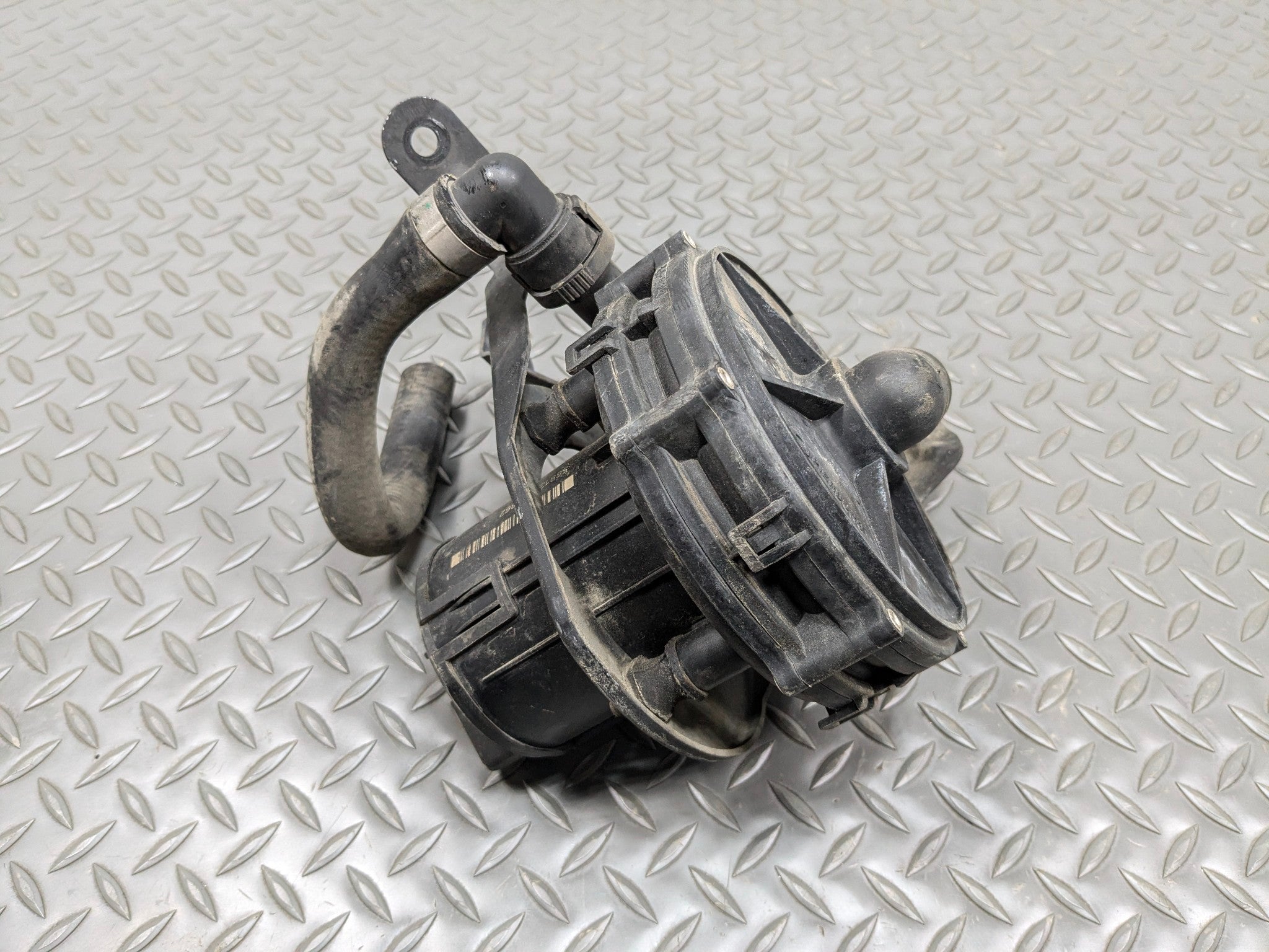 2003 - 2005 LAND ROVER RANGE ROVER OEM SECONDARY AIR BLOWER PUMP AND BRACKET