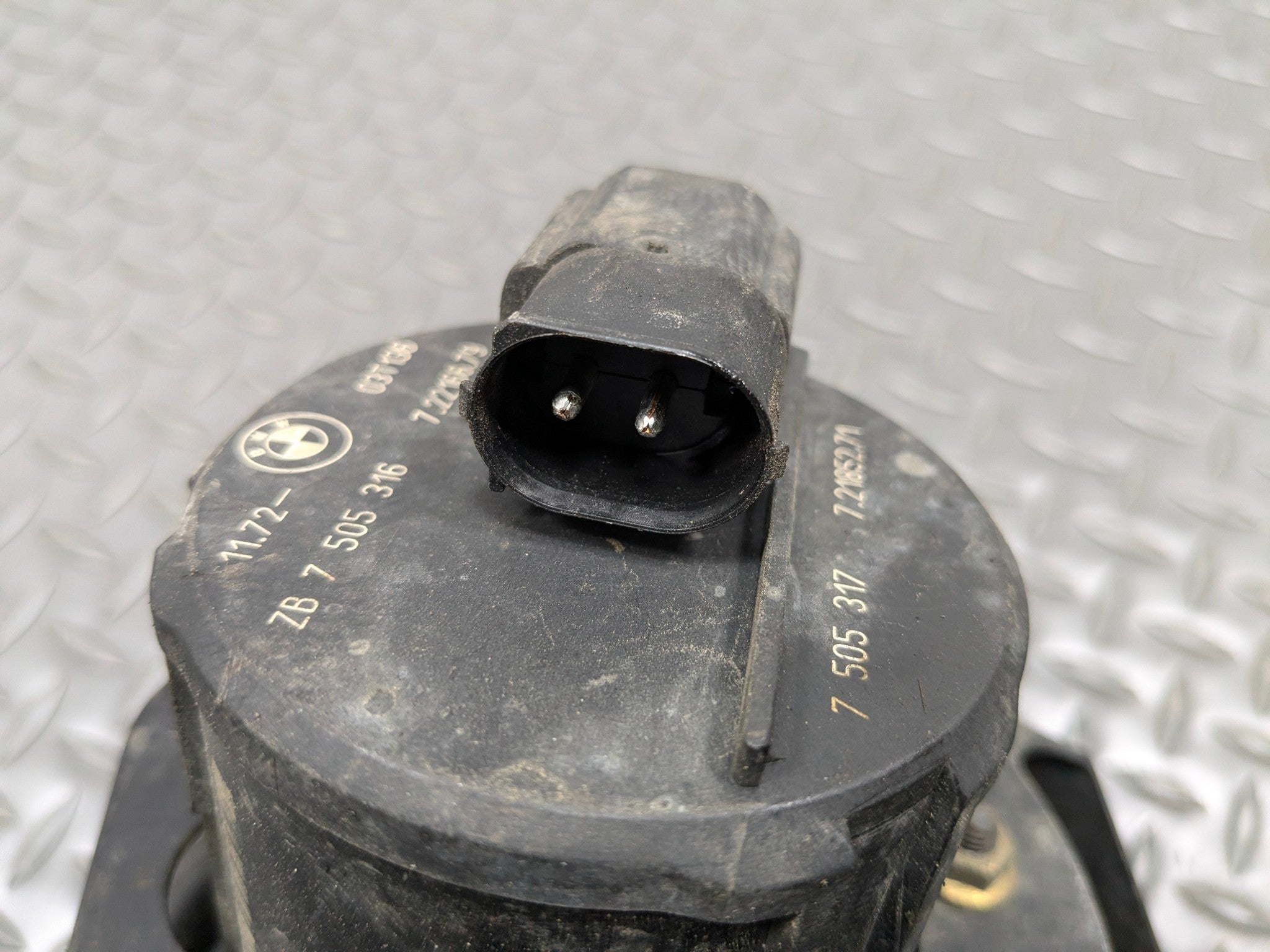 2003 - 2005 LAND ROVER RANGE ROVER OEM SECONDARY AIR BLOWER PUMP AND BRACKET