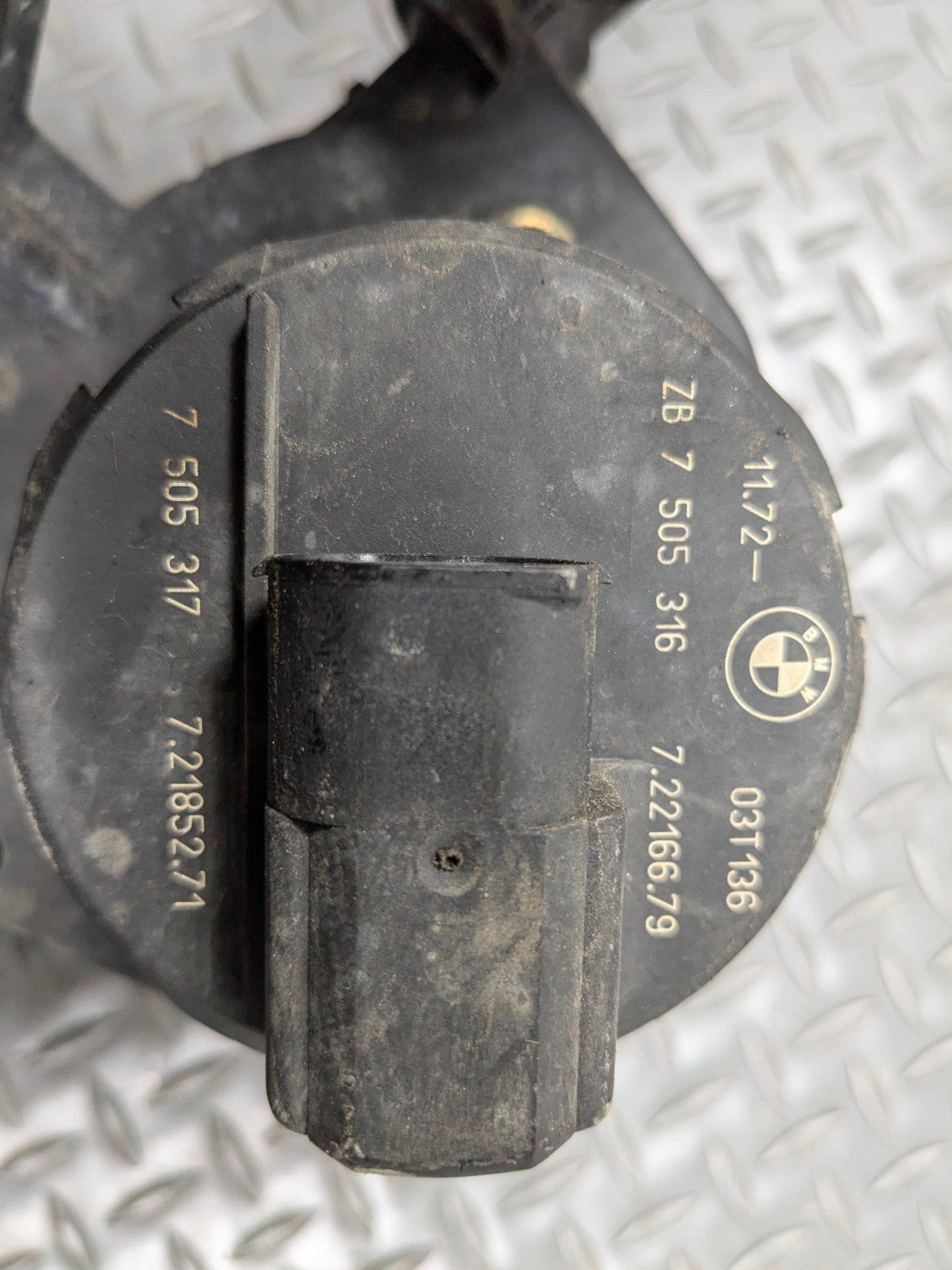 2003 - 2005 LAND ROVER RANGE ROVER OEM SECONDARY AIR BLOWER PUMP AND BRACKET