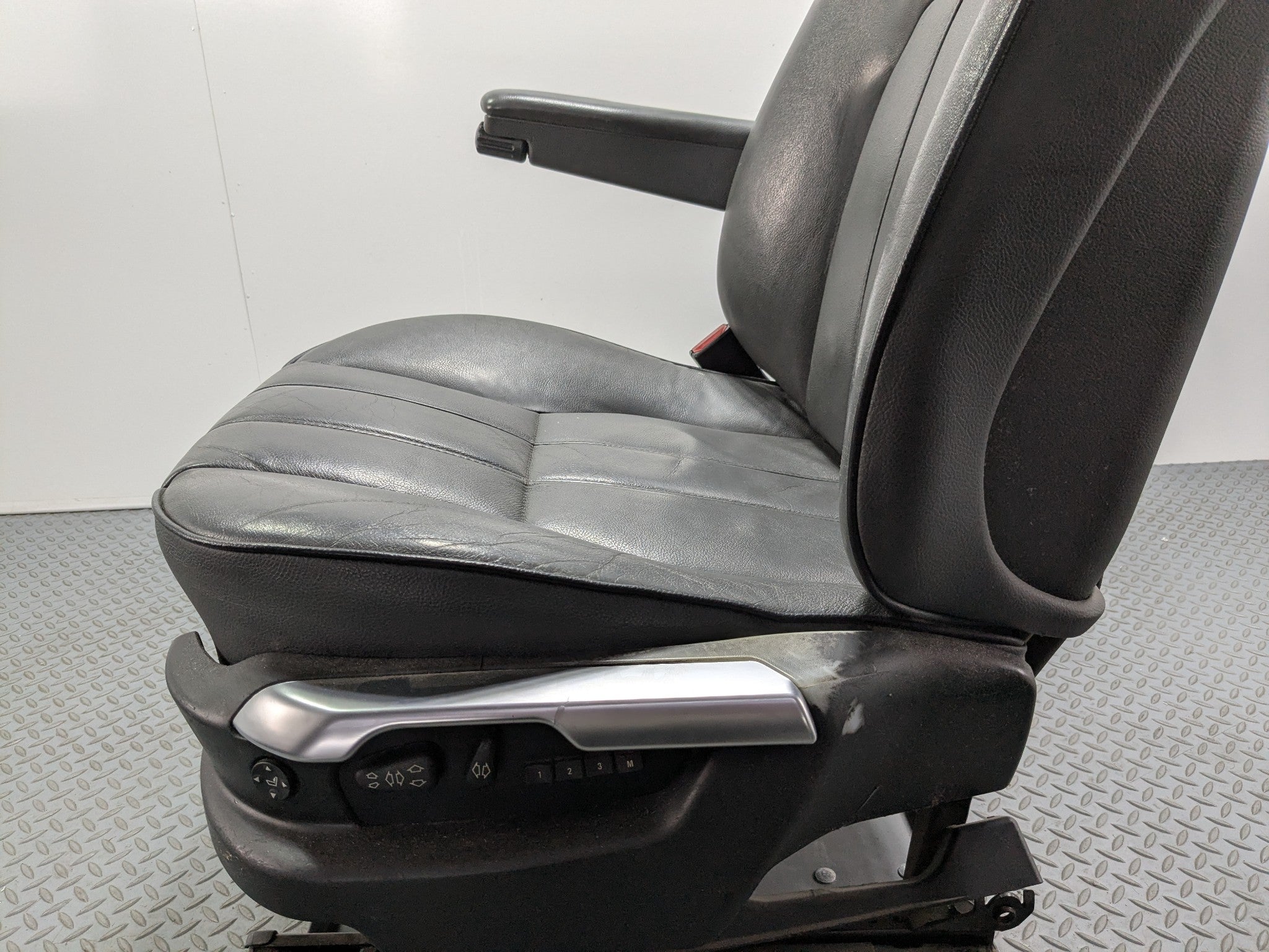 03 - 2005 LAND ROVER RANGE ROVER OEM SEAT ASSEMBLY BLACK LEATHER FRONT LEFT SIDE