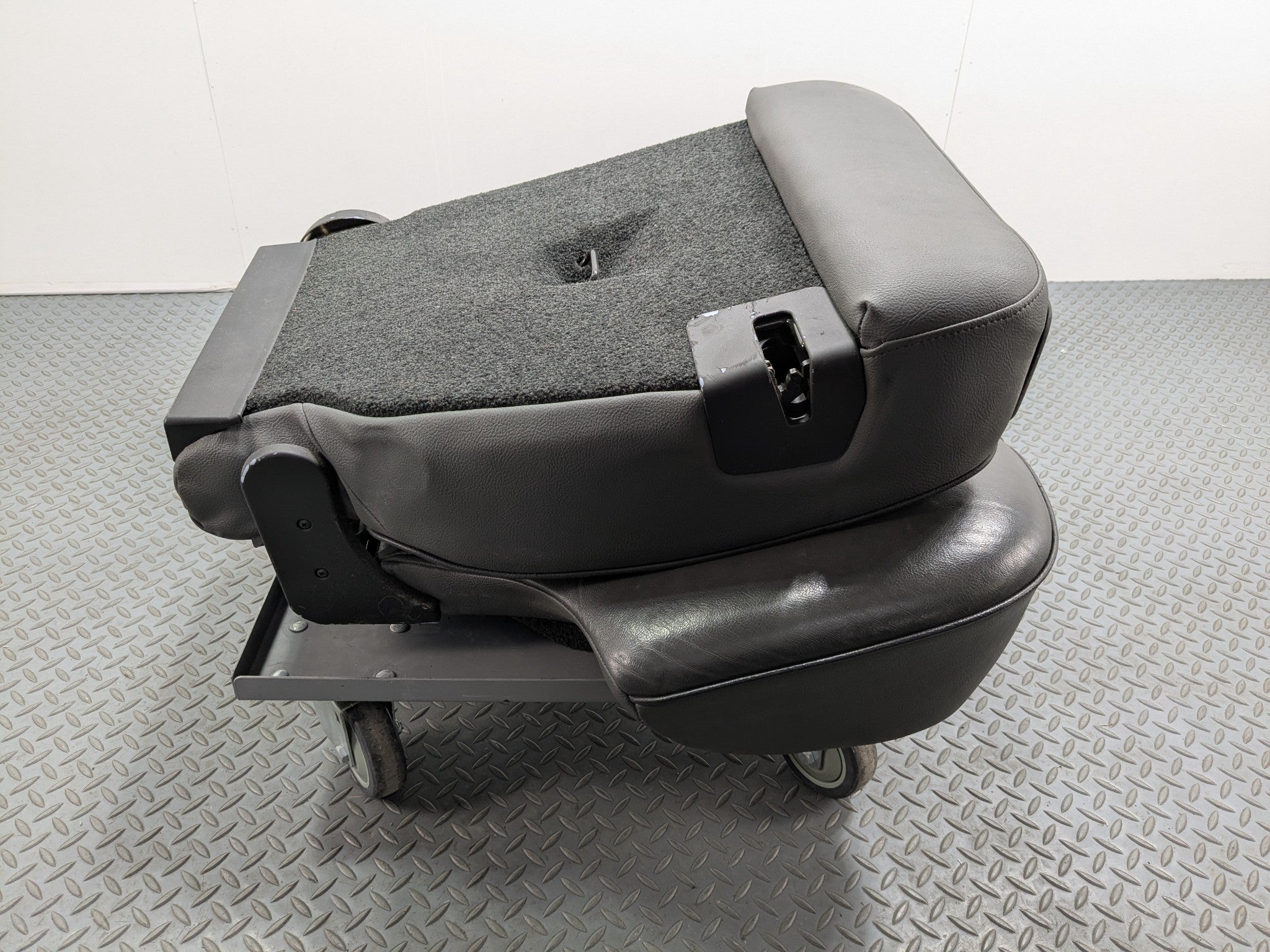 03 - 05 LAND ROVER RANGE ROVER OEM SEAT BLACK LEATHER WITH BUCKLE REAR RIGH SIDE