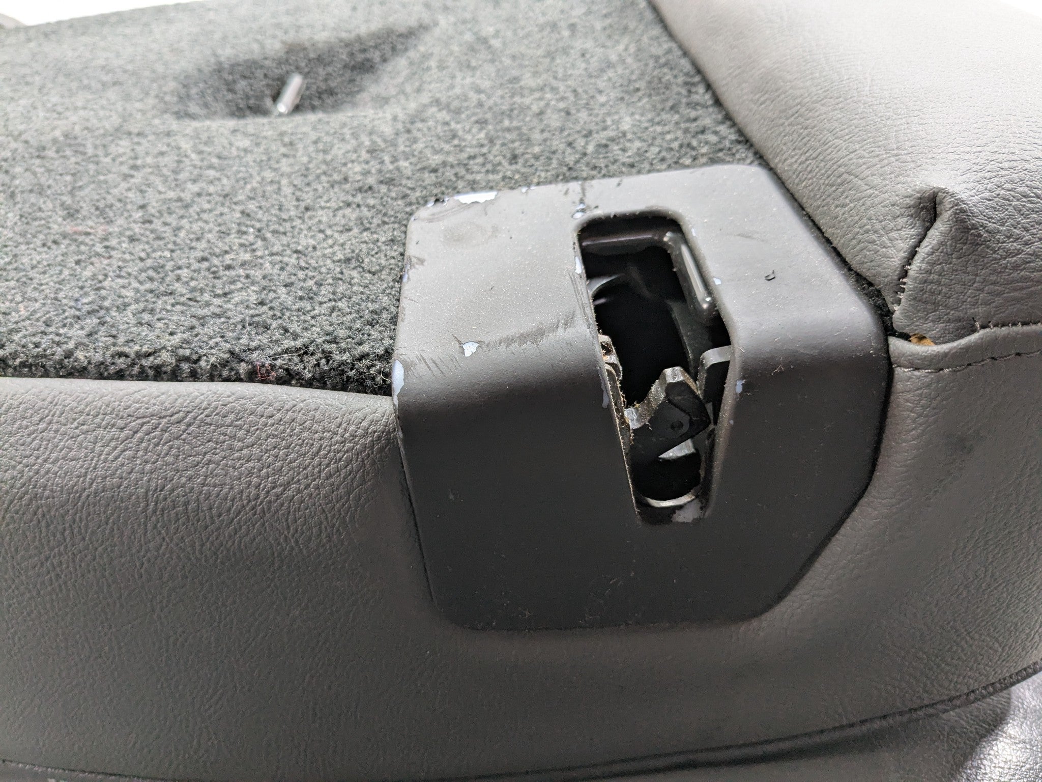 03 - 05 LAND ROVER RANGE ROVER OEM SEAT BLACK LEATHER WITH BUCKLE REAR RIGH SIDE