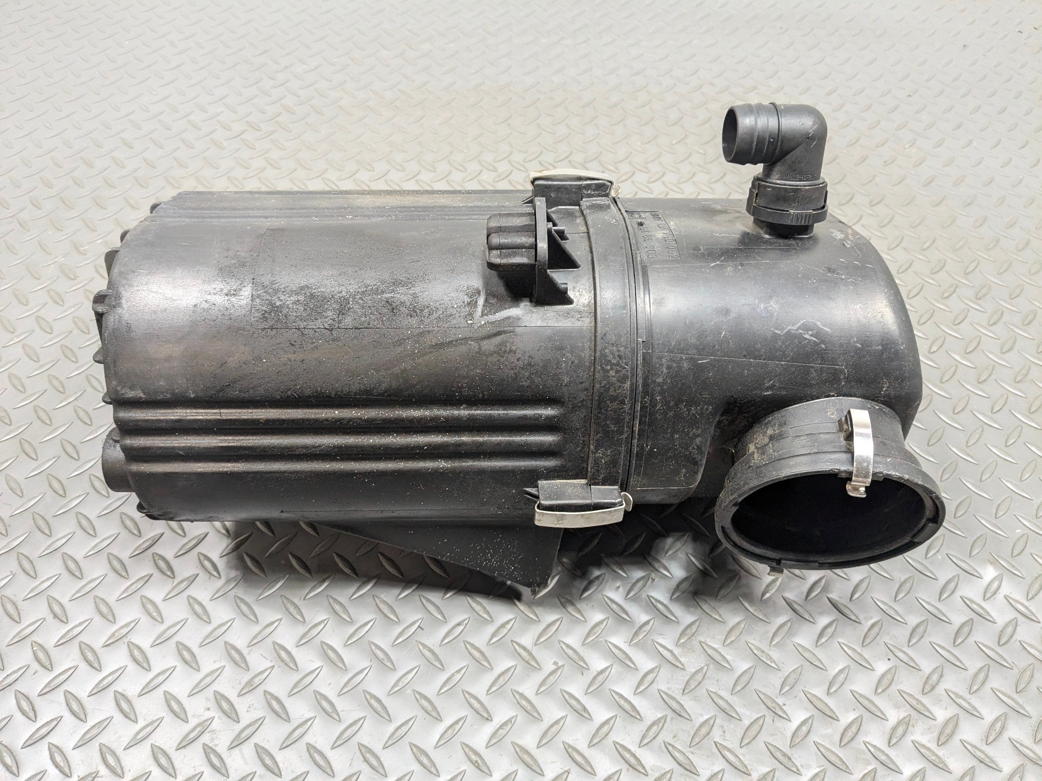 2003 - 2005 LAND ROVER RANGE ROVER OEM AIR INTAKE CLEANER FILTER BOX ASSEMBLY