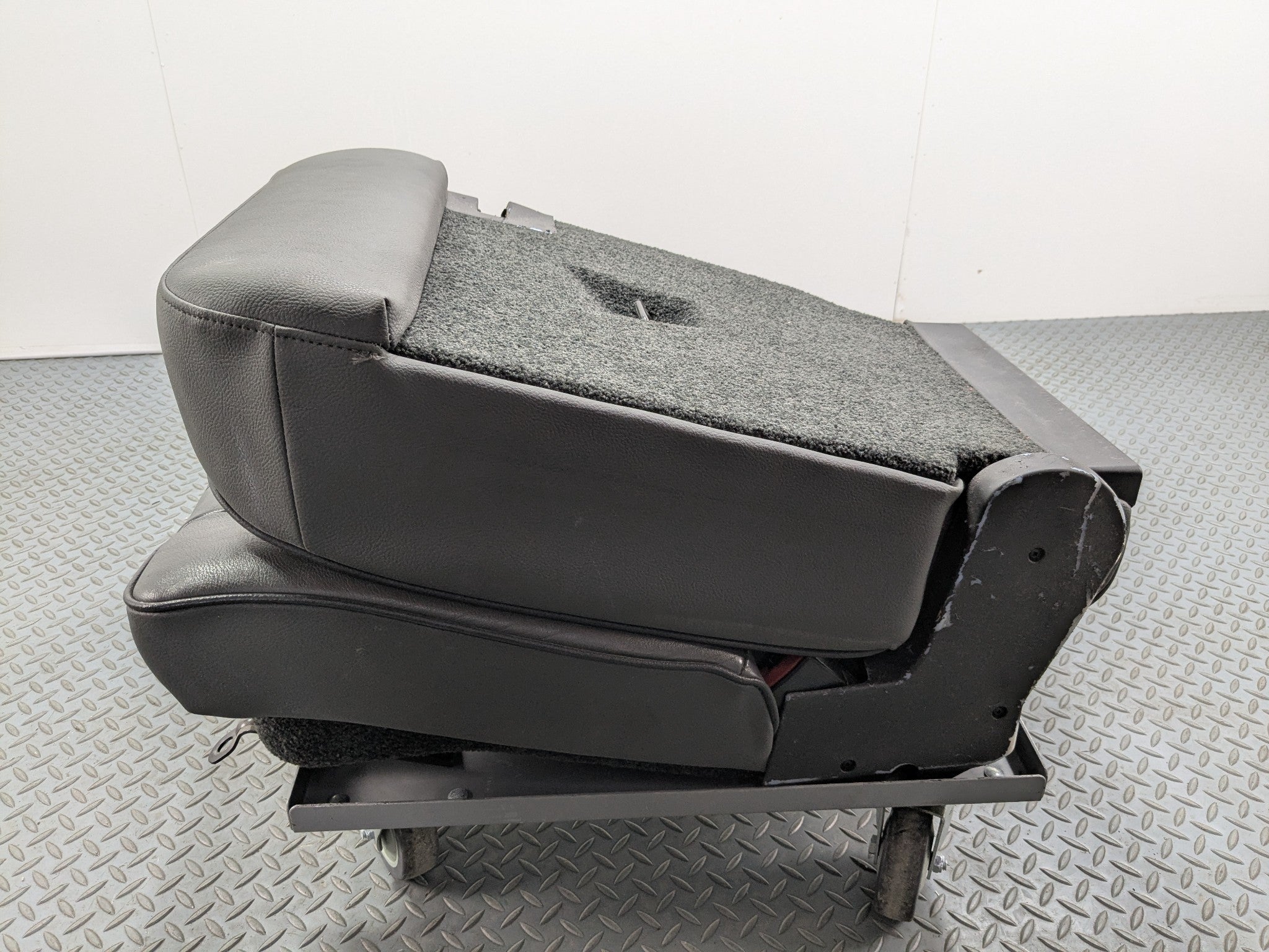 03 - 05 LAND ROVER RANGE ROVER OEM SEAT BLACK LEATHER WITH BUCKLE REAR RIGH SIDE